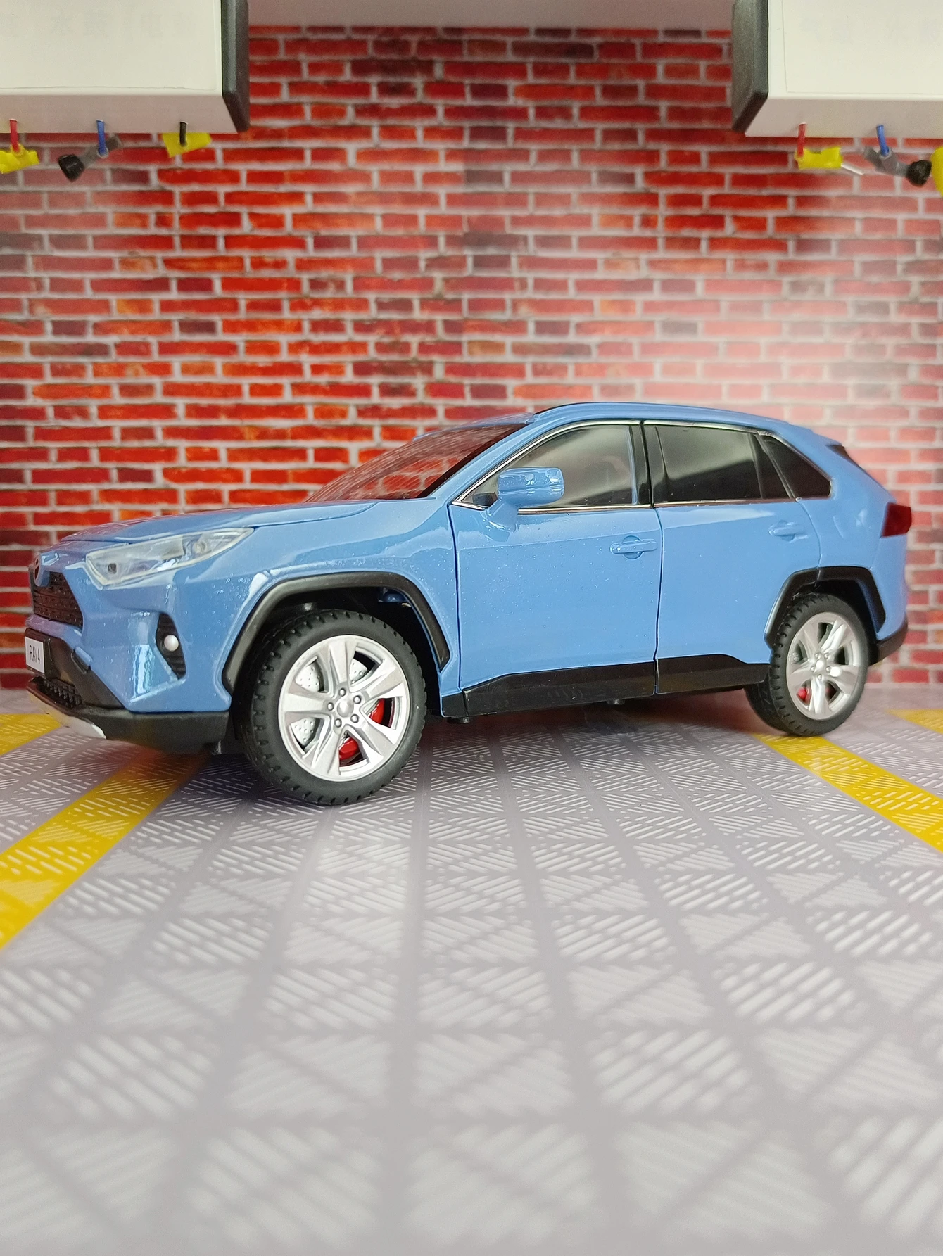 1:24 Toyota RAV4 alloy car model doors and engine hood, trunk can be opened suitable for collection and can be given as a gift