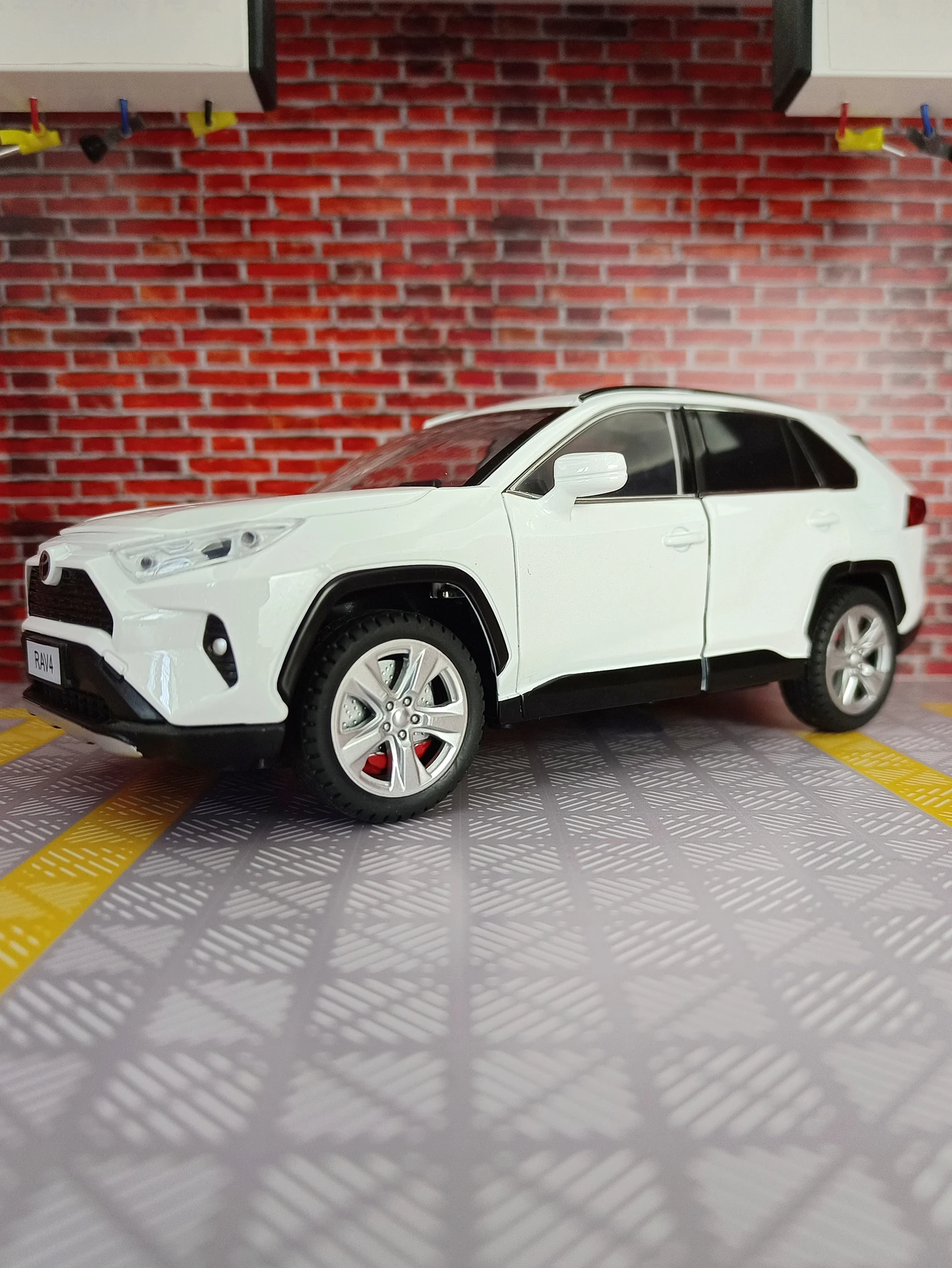 1:24 Toyota RAV4 alloy car model doors and engine hood, trunk can be opened suitable for collection and can be given as a gift