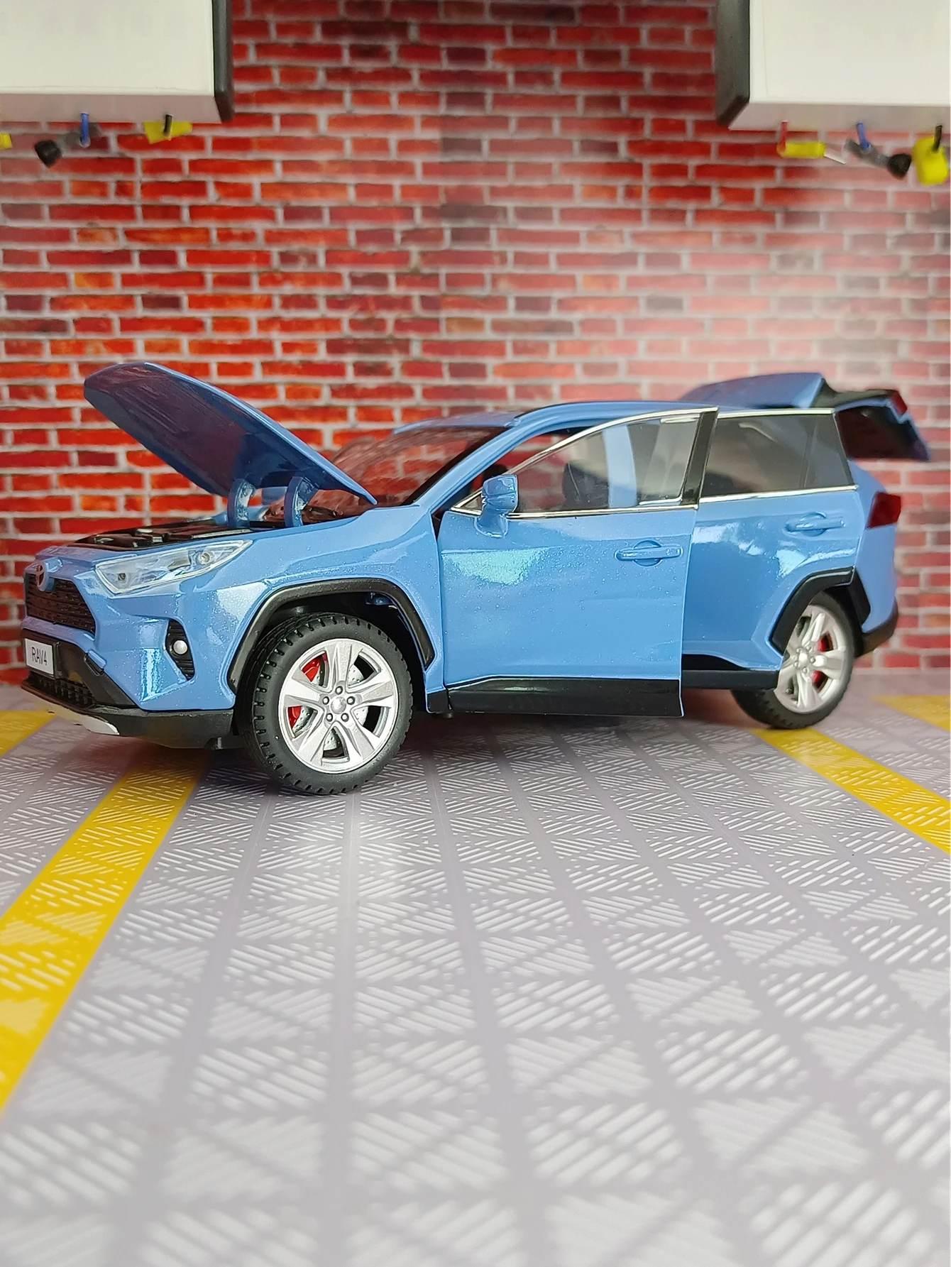 1:24 Toyota RAV4 alloy car model doors and engine hood, trunk can be opened suitable for collection and can be given as a gift