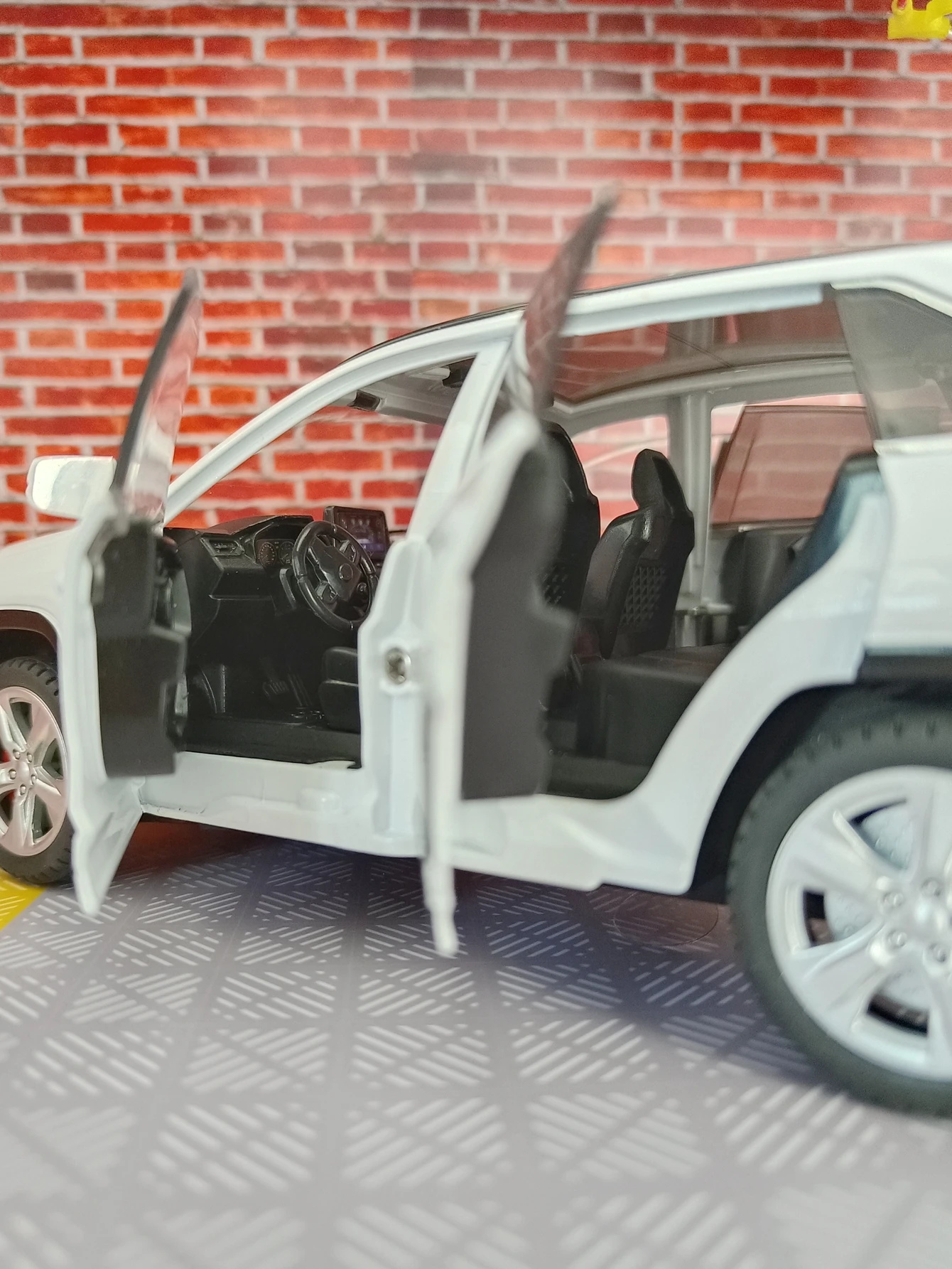 1:24 Toyota RAV4 alloy car model doors and engine hood, trunk can be opened suitable for collection and can be given as a gift