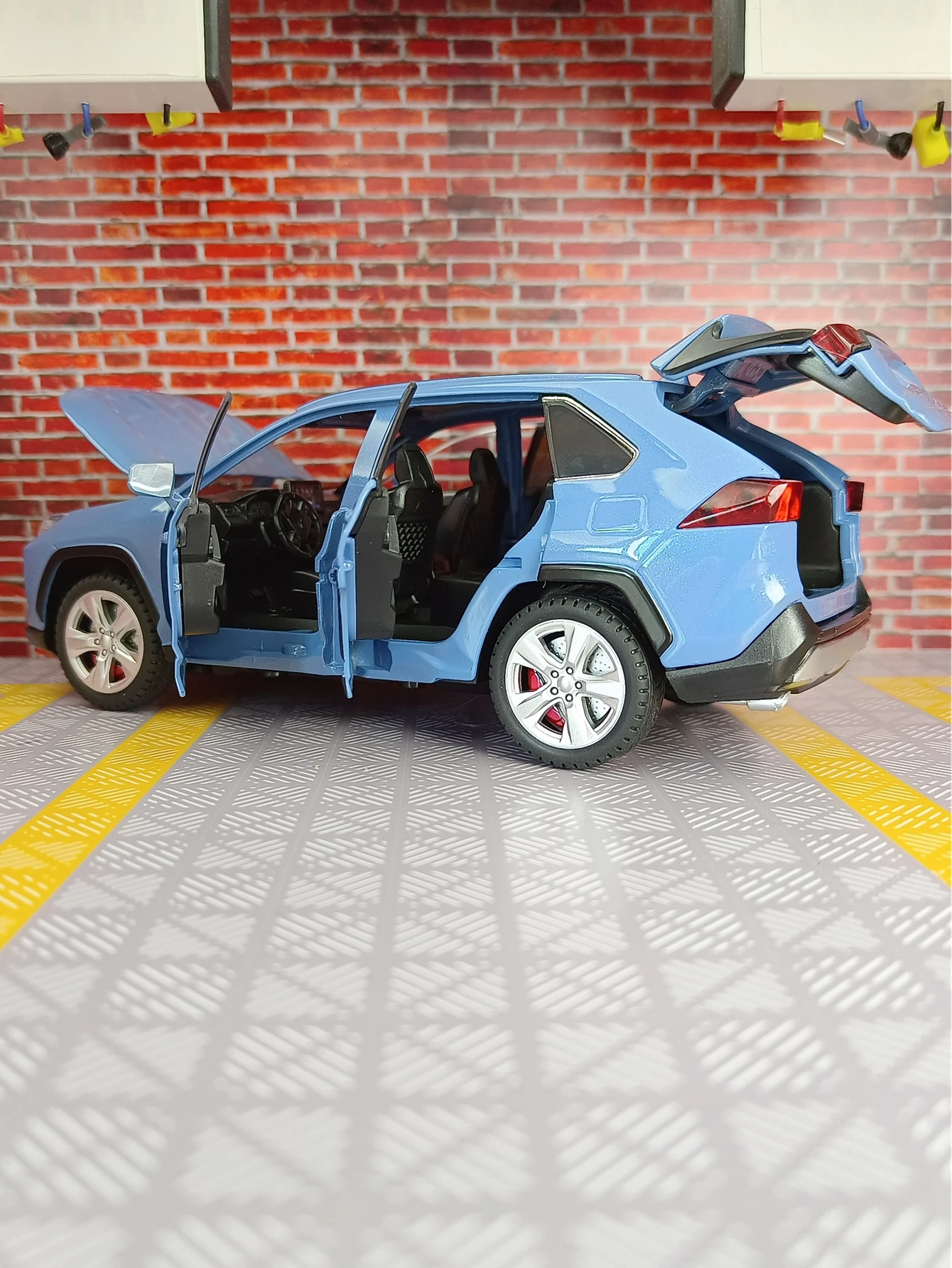 1:24 Toyota RAV4 alloy car model doors and engine hood, trunk can be opened suitable for collection and can be given as a gift