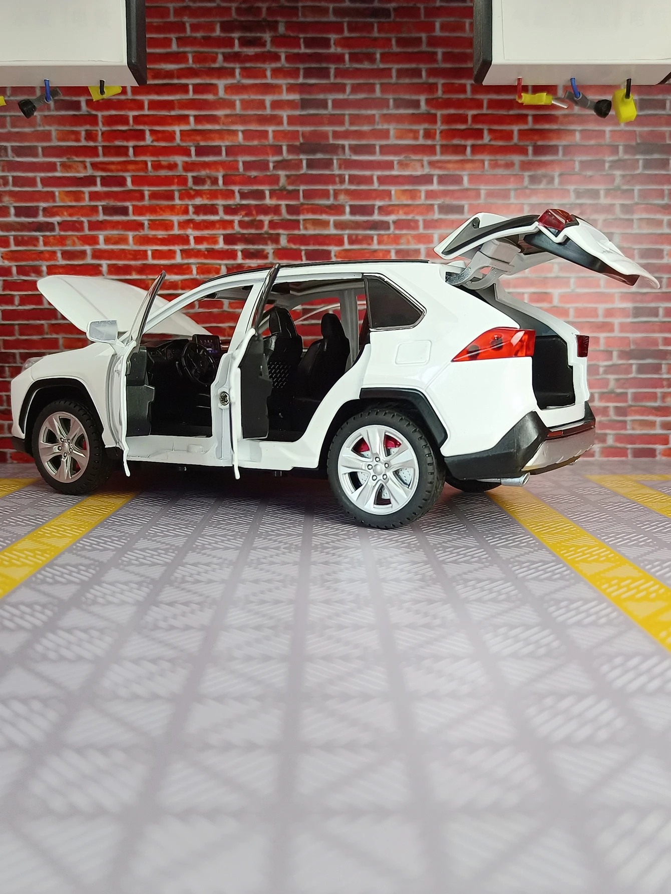 1:24 Toyota RAV4 alloy car model doors and engine hood, trunk can be opened suitable for collection and can be given as a gift