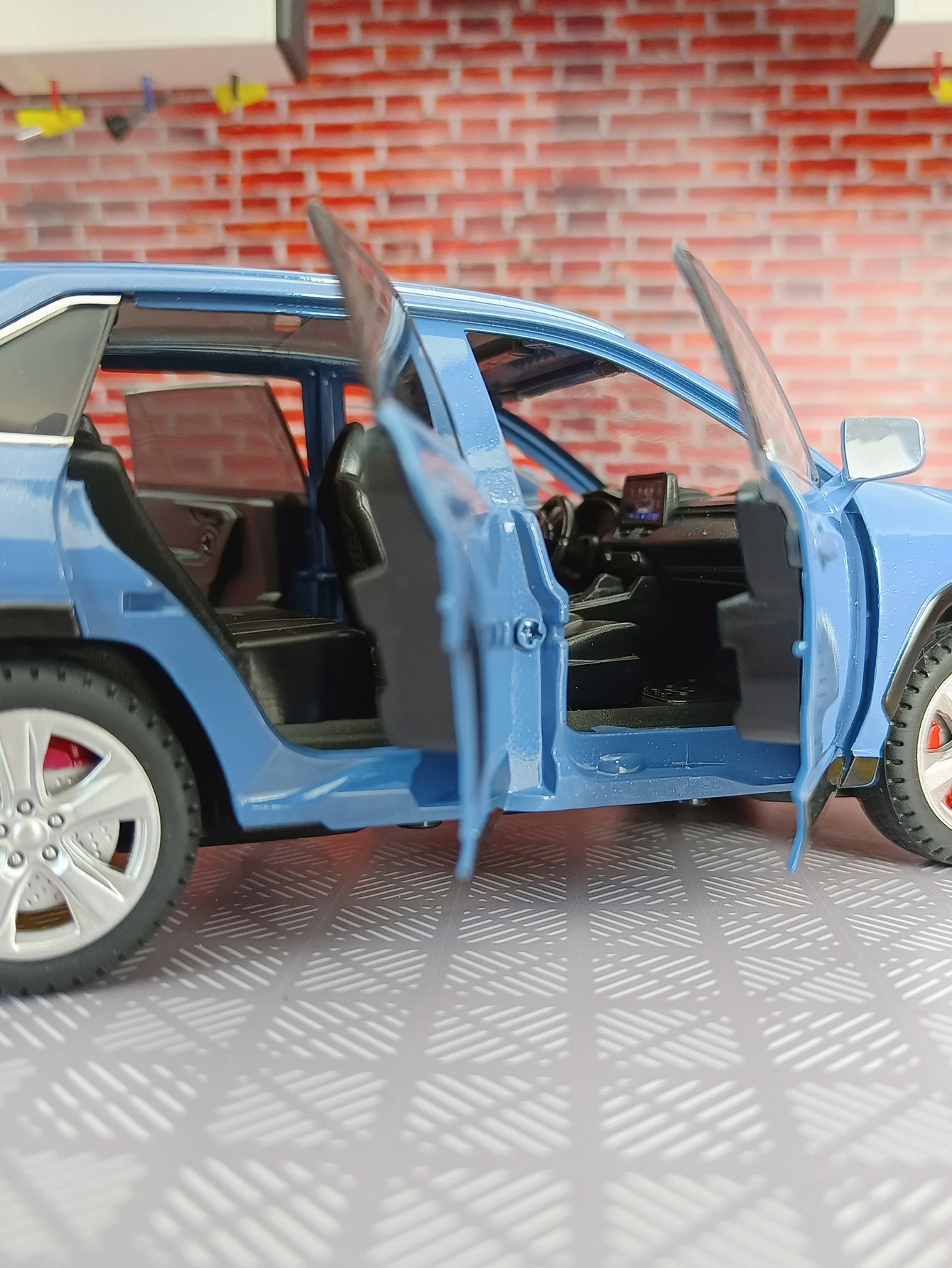 1:24 Toyota RAV4 alloy car model doors and engine hood, trunk can be opened suitable for collection and can be given as a gift