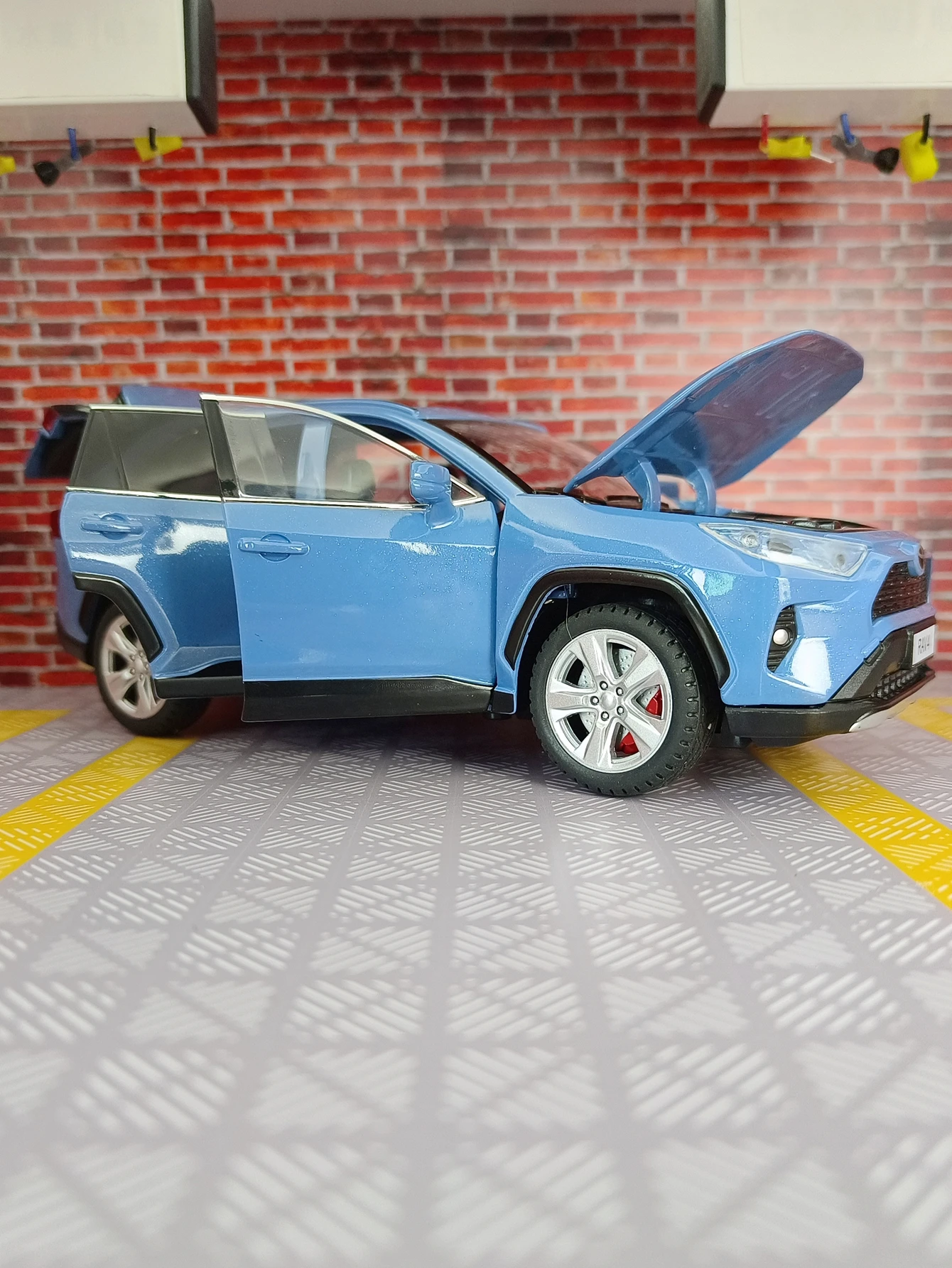 1:24 Toyota RAV4 alloy car model doors and engine hood, trunk can be opened suitable for collection and can be given as a gift