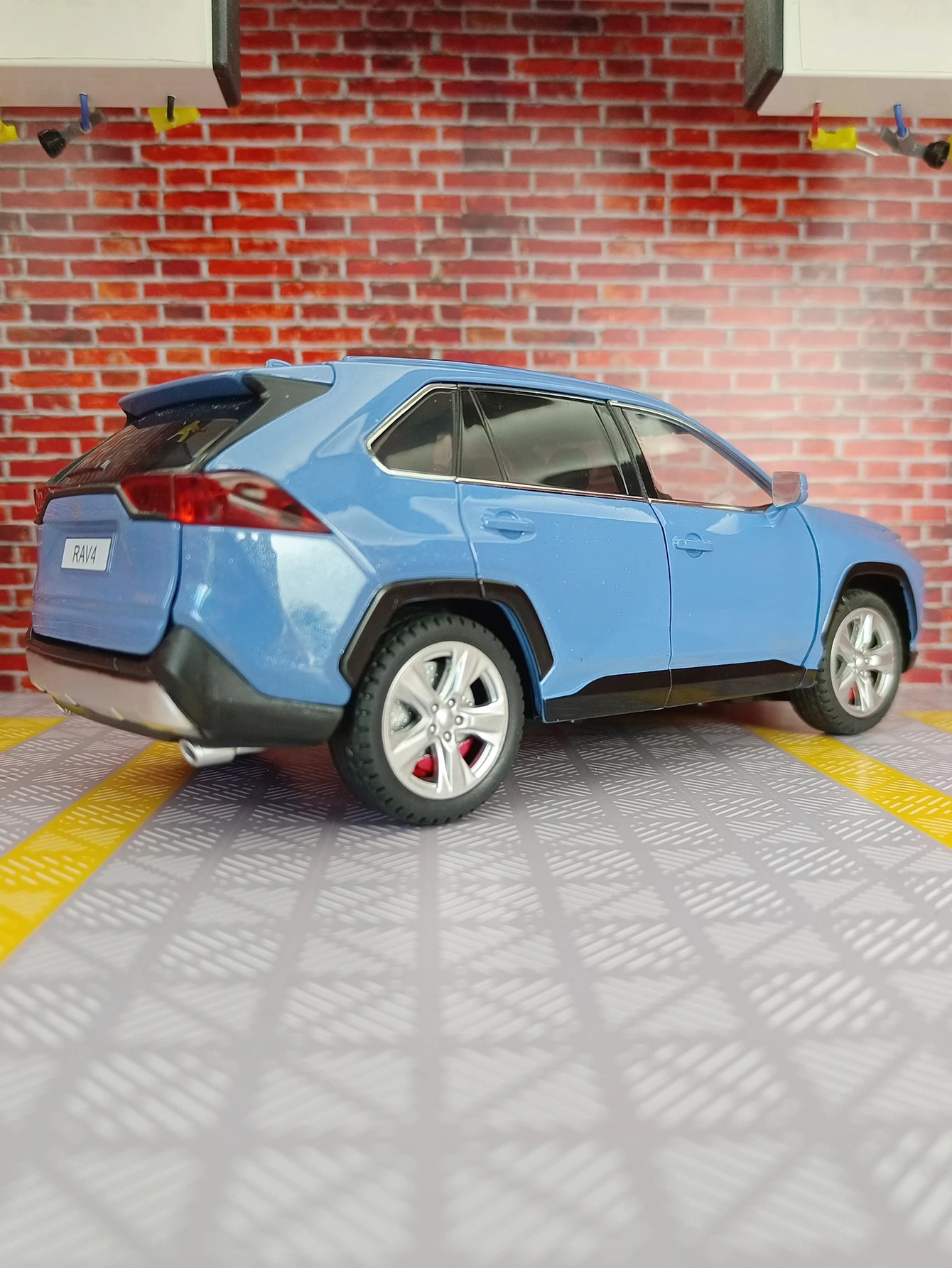1:24 Toyota RAV4 alloy car model doors and engine hood, trunk can be opened suitable for collection and can be given as a gift