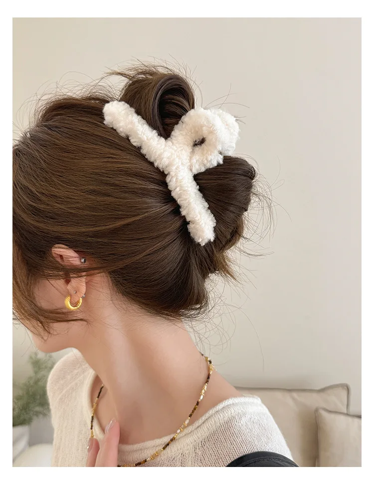 Fashion Faux Fur Hair Claws For Women Autumn Winter Plush Shearling Hair Clips 5.0 in Large Solid Crab Claw Clips For Thick Hair