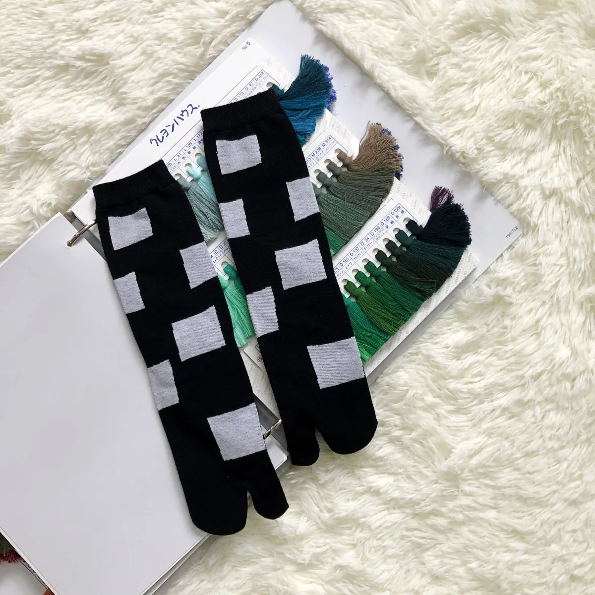 Japanese Multi-Color Jacquard Carrot Chestnut Flower Literary Cute Two-Toe Socks Middle Tube Tabi Split Toe Socks Tide Socks
