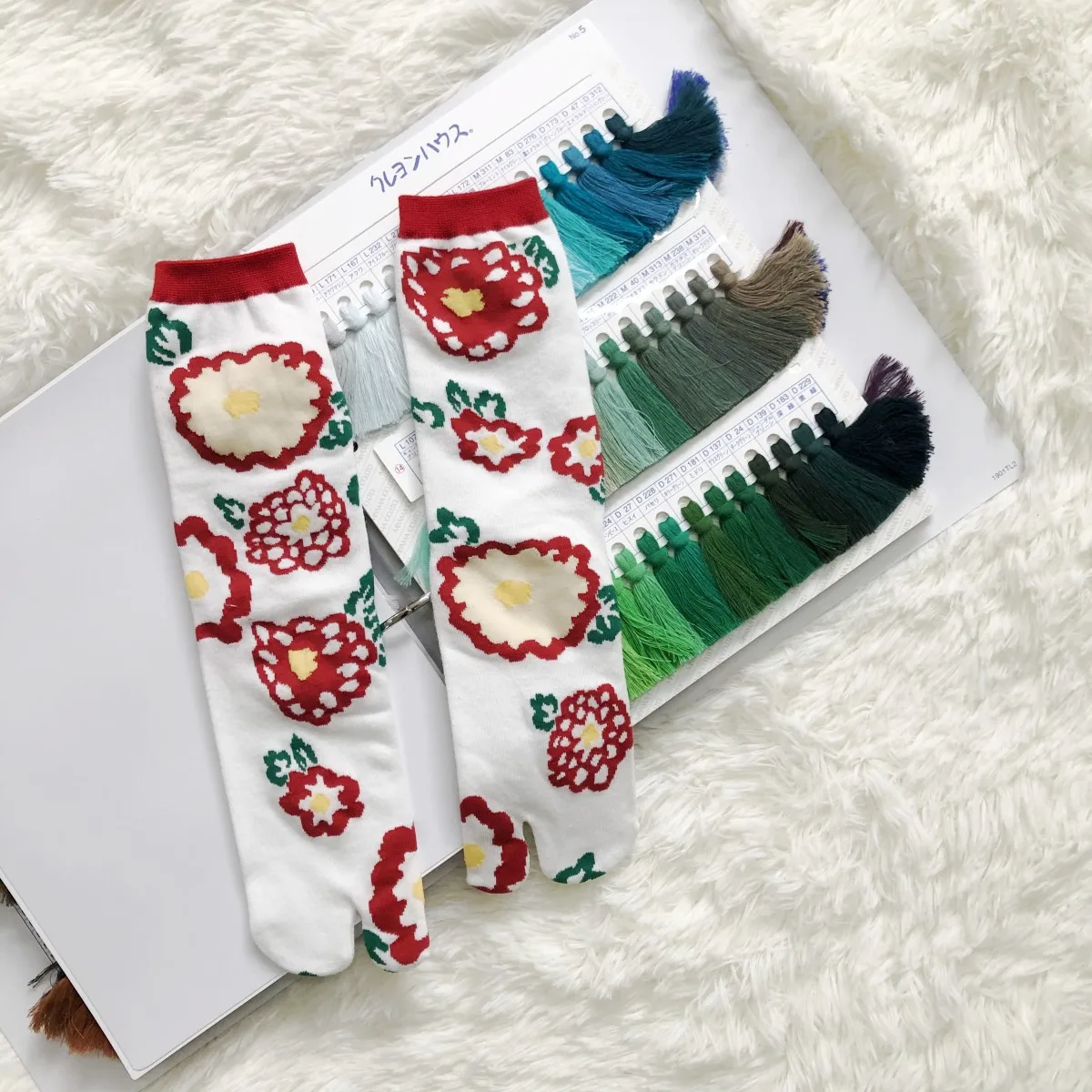 Japanese Multi-Color Jacquard Carrot Chestnut Flower Literary Cute Two-Toe Socks Middle Tube Tabi Split Toe Socks Tide Socks