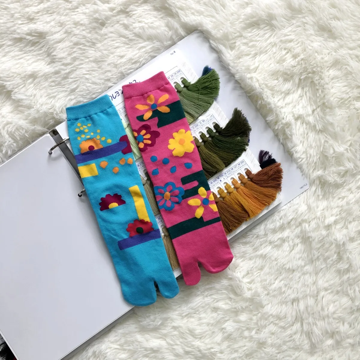 Japanese Multi-Color Jacquard Carrot Chestnut Flower Literary Cute Two-Toe Socks Middle Tube Tabi Split Toe Socks Tide Socks