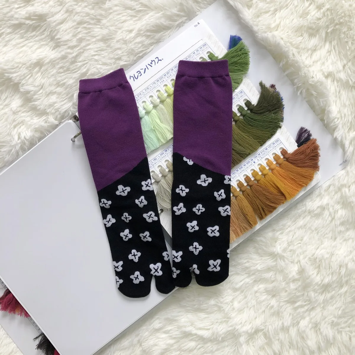 Japanese Multi-Color Jacquard Carrot Chestnut Flower Literary Cute Two-Toe Socks Middle Tube Tabi Split Toe Socks Tide Socks