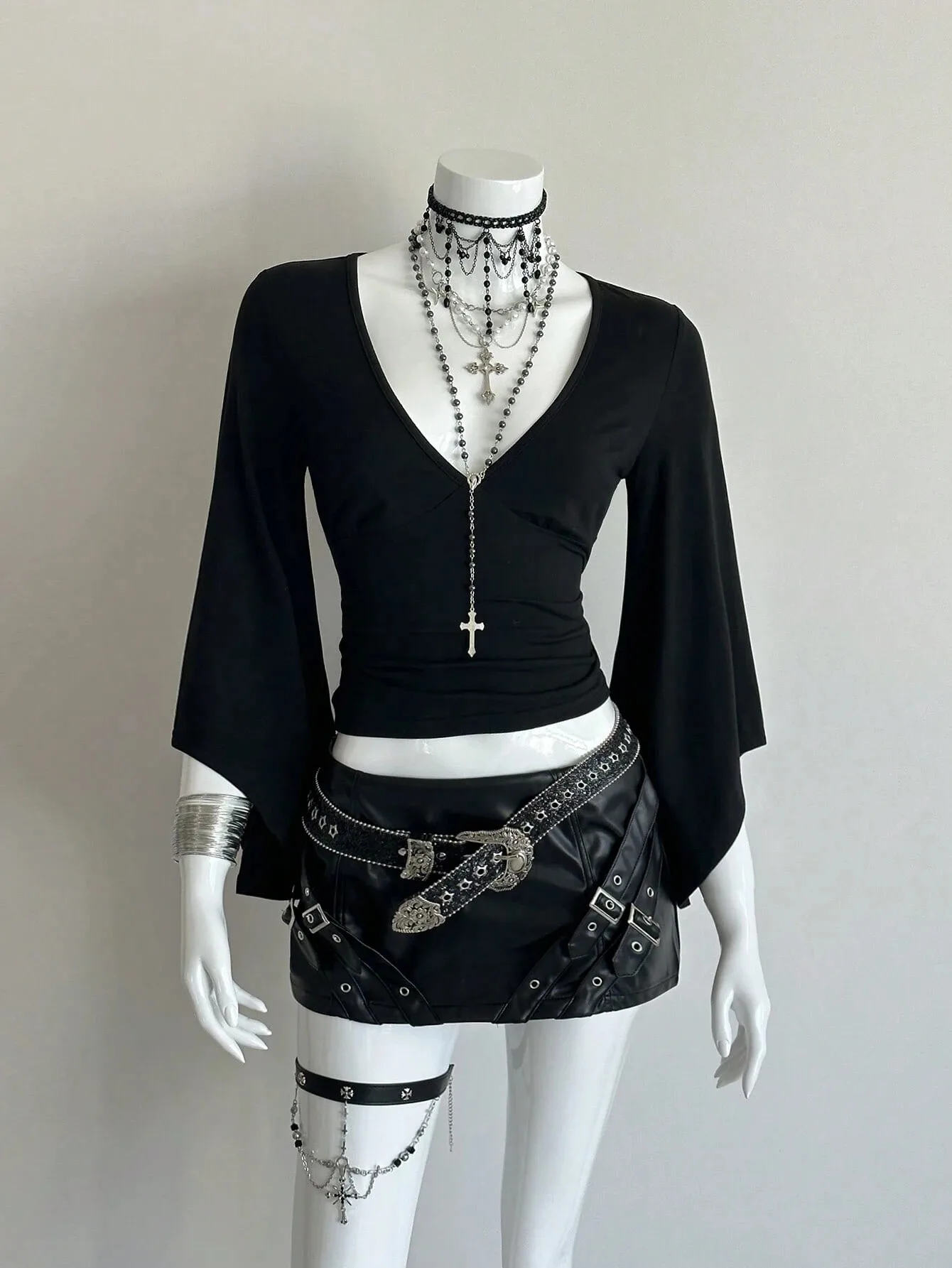 Women Deep V Neck Zip Front Flare Long Sleeve Side Ruched Slim Fit Cropped Top 2026 Gothic Streetwear Solid Black Going Out Fitt