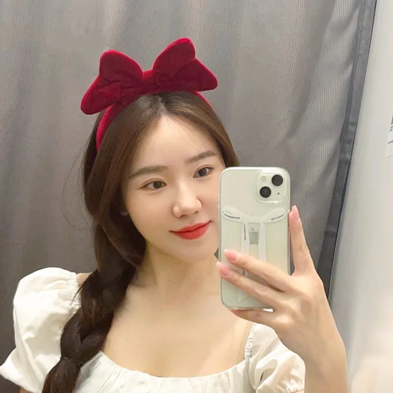 Red Bow Headband for Women, Large Three-Dimensional Bow Headband with Velvet Texture, Vintage Elegant Hair Accessory, Sweet Versatile Hair Accessory for Adults, Soft Fabric-Wrapped Headband, Suitable for Holiday Parties, Dates, Weddings, Guests, Daily Commuting, Photo Shoots, New Year and Christmas Outfits, Red Hair Accessory with Fluffy Three-Dimensional Bow Decoration, Soft and Elegant Headpiece Suitable for Long Hair, Short Hair, Braided Hair, Matching with Sweaters, Dresses, Coats, Fashionable Simple French Style Styling Accessory, Recommended as a Gift