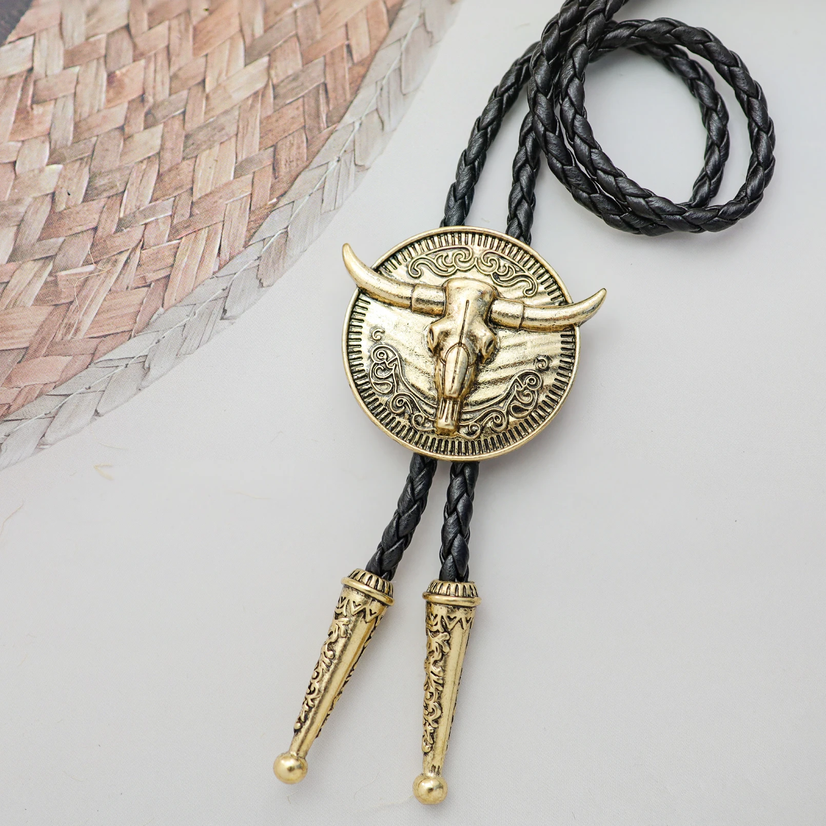Men's Western Vintage Bolo Tie Cow Skull Design Black Leather Rope Cowboy Necktie with Bull Head Pendant Jewelry Gift Unisex