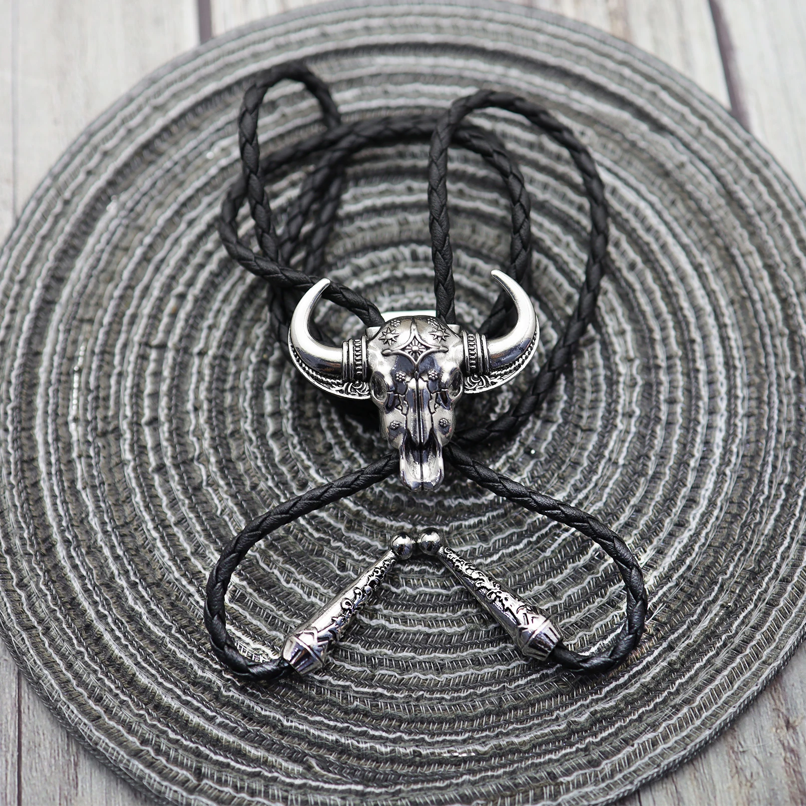 Men's Western Vintage Bolo Tie Cow Skull Design Black Leather Rope Cowboy Necktie with Bull Head Pendant Jewelry Gift Unisex