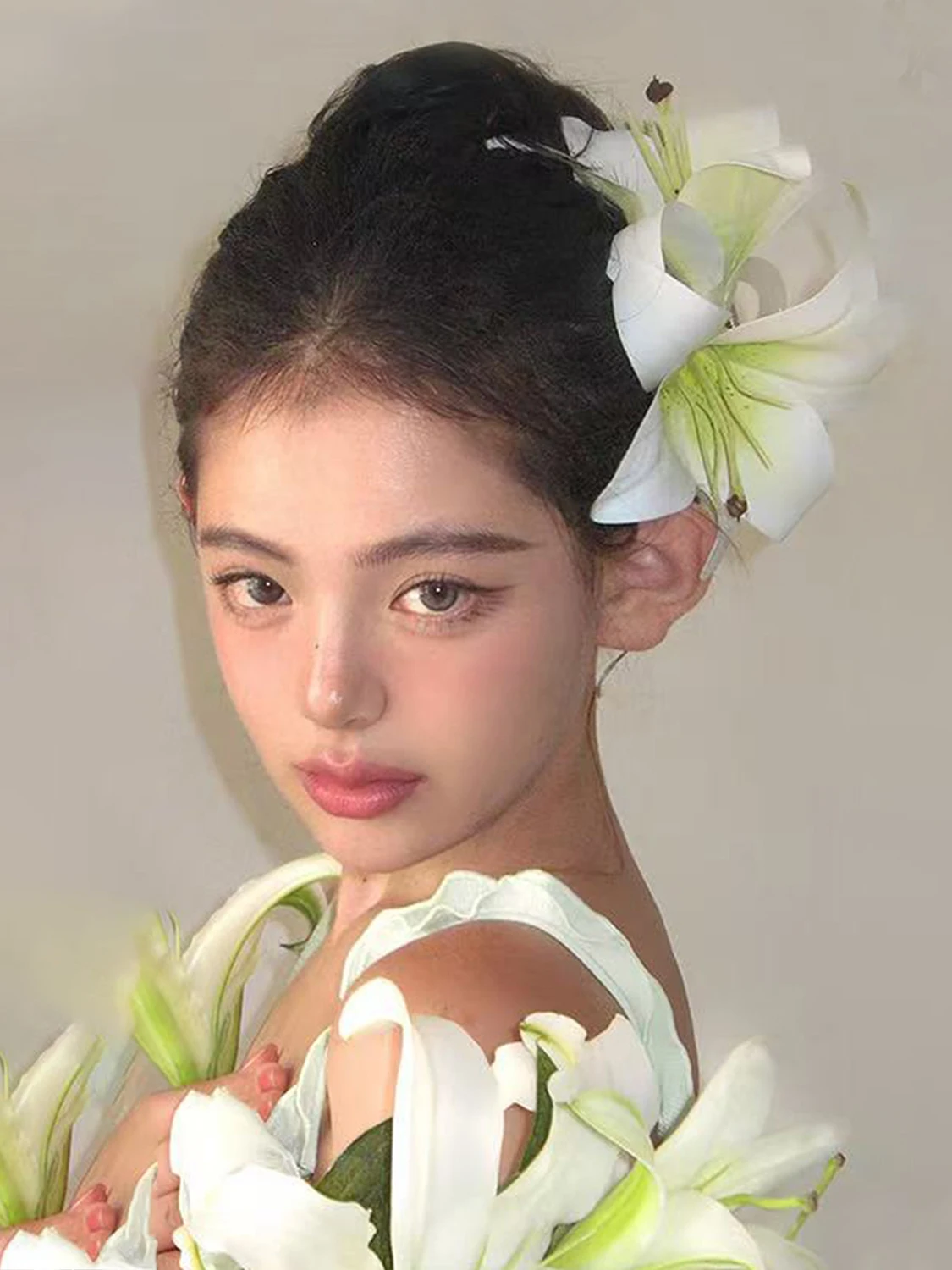 1pc Hawaii Elegant Romantic Lily Flower Grab Clip Temperament Shark Clip on the Back of the Head Shark Clip for a Beach Vacation