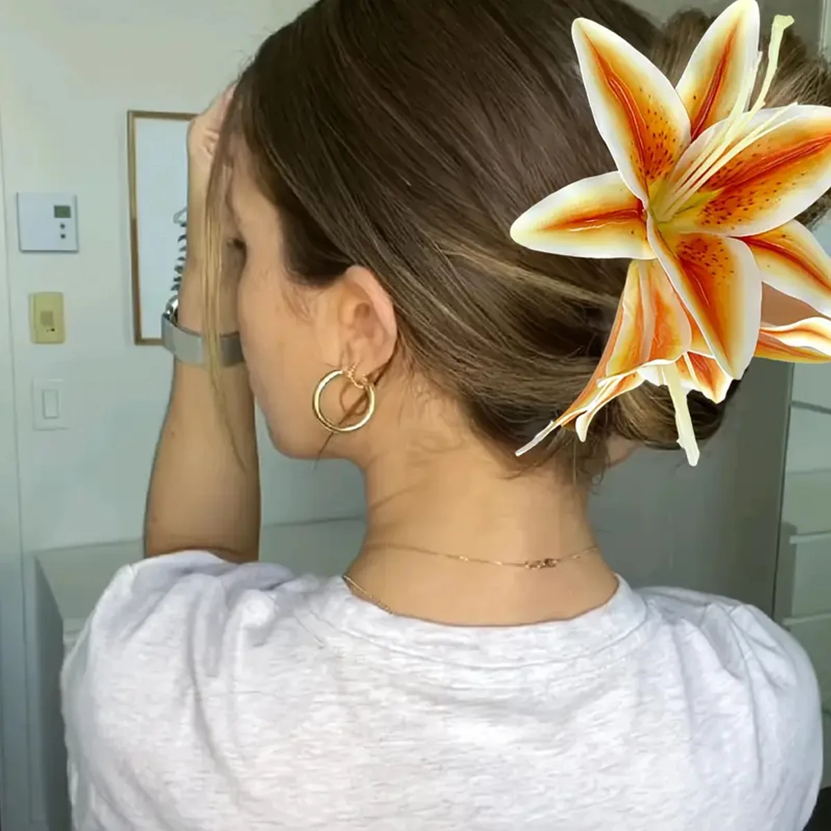 1pc Hawaii Elegant Romantic Lily Flower Grab Clip Temperament Shark Clip on the Back of the Head Shark Clip for a Beach Vacation