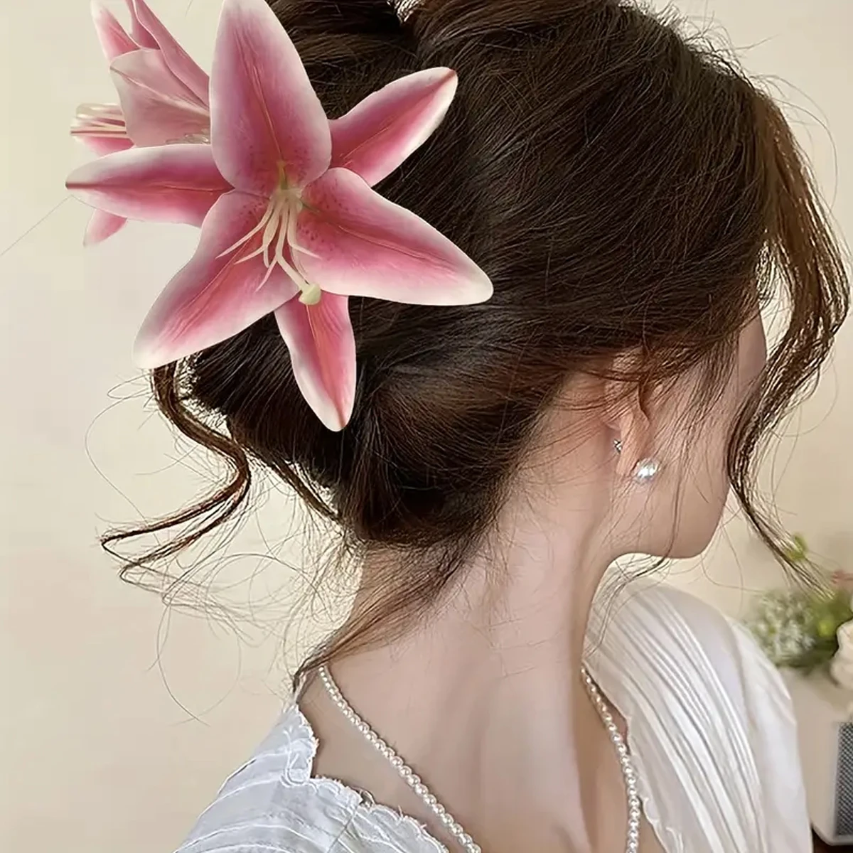 1pc Hawaii Elegant Romantic Lily Flower Grab Clip Temperament Shark Clip on the Back of the Head Shark Clip for a Beach Vacation