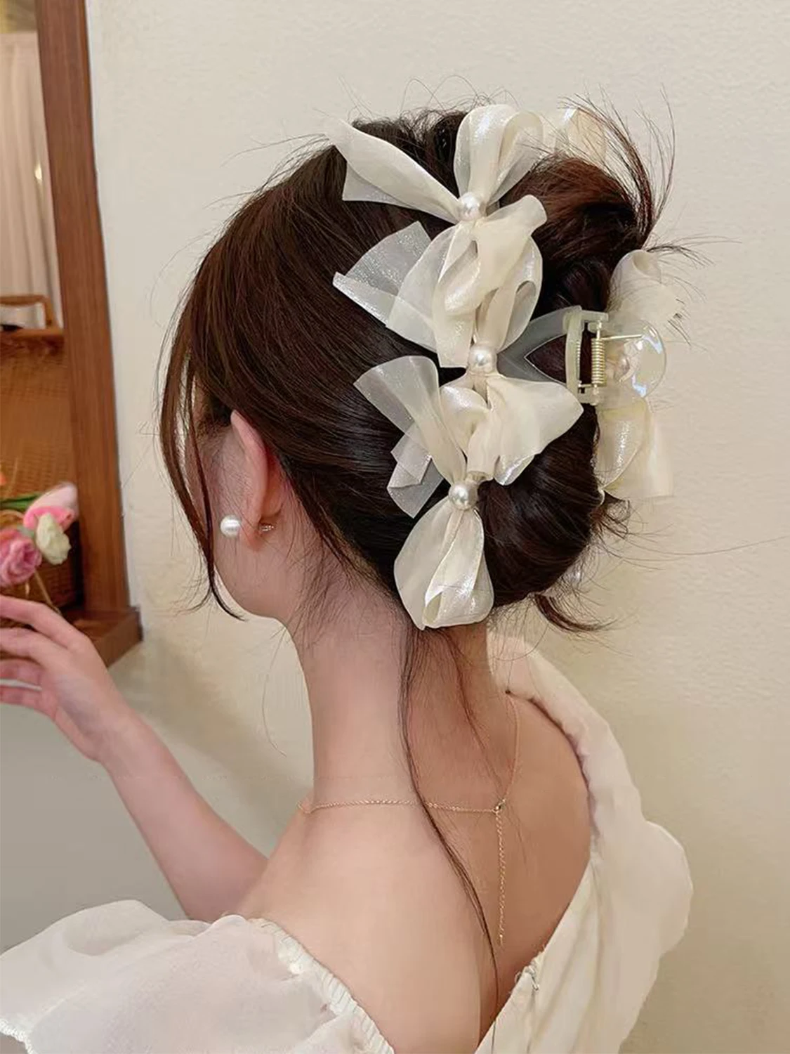 Spring and summer Korean sweet and elegant pearl organza bow grab clip, gentle temperament large pan hair grab clip shark clip
