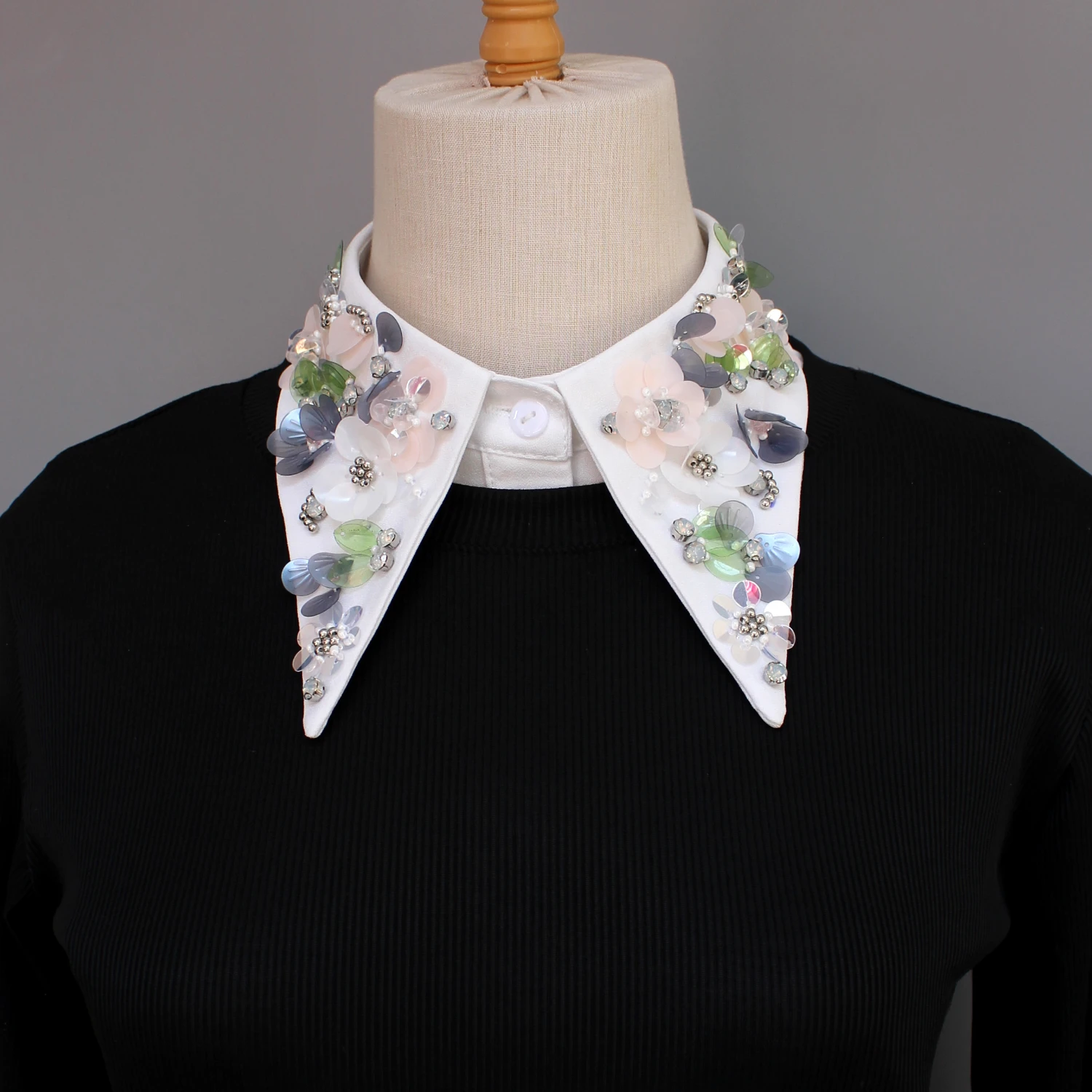One Piece of Luxurious and Elaborately Crafted False Collar for Ladies. It Features Intricate Beadwork and Sequins, Embodies Th