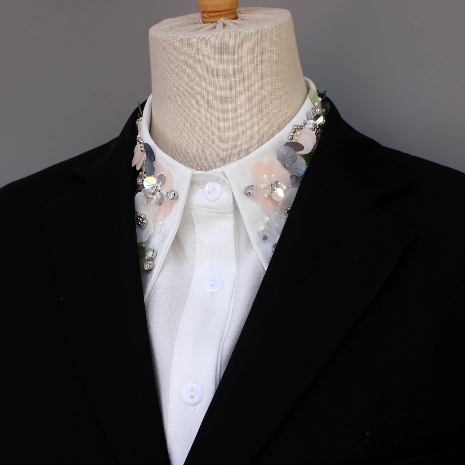 One Piece of Luxurious and Elaborately Crafted False Collar for Ladies. It Features Intricate Beadwork and Sequins, Embodies Th