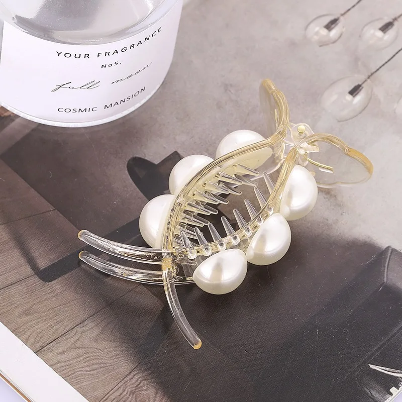 The new pearl back head hairpin grab shark clip is simple and versatile for daily wear