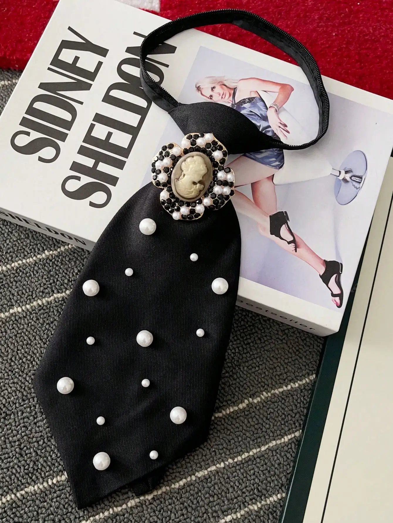 Original Niche Design: 1 Piece of Beauty Portrait Casual Tie with Artificial Pearls, Detachable and Adjustable, Suitable for Pairing with Shirts, Ideal for Parties, Outings, and Holiday Outfits