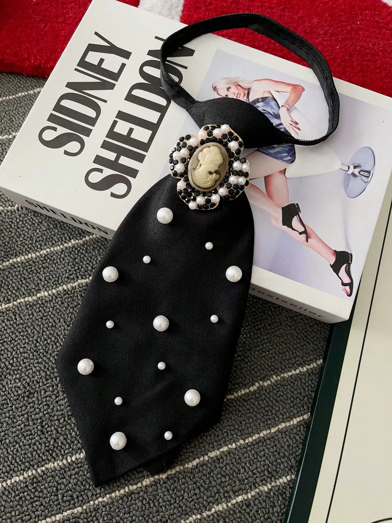 Original Niche Design: 1 Piece of Beauty Portrait Casual Tie with Artificial Pearls, Detachable and Adjustable, Suitable for Pairing with Shirts, Ideal for Parties, Outings, and Holiday Outfits