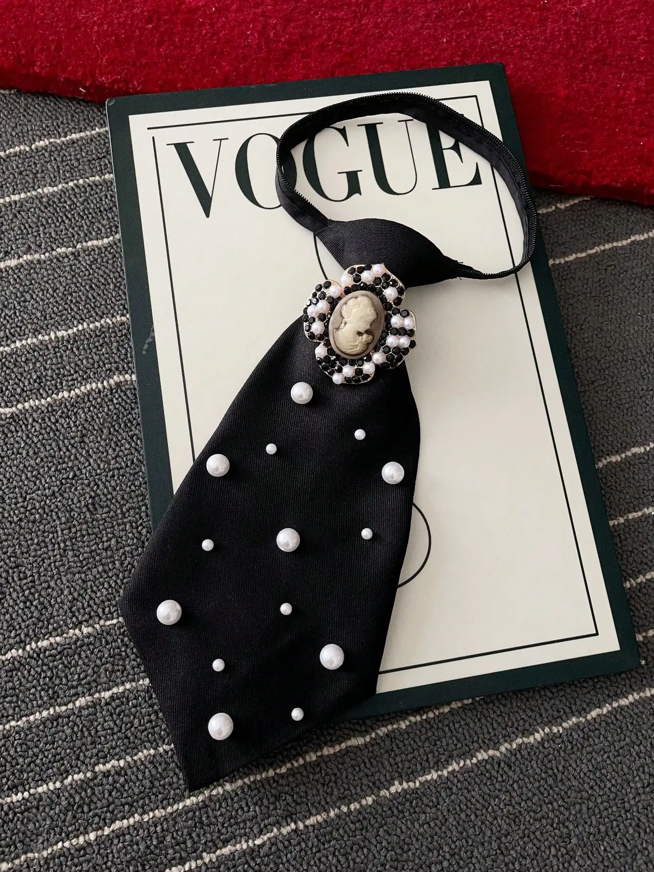 Original Niche Design: 1 Piece of Beauty Portrait Casual Tie with Artificial Pearls, Detachable and Adjustable, Suitable for Pairing with Shirts, Ideal for Parties, Outings, and Holiday Outfits