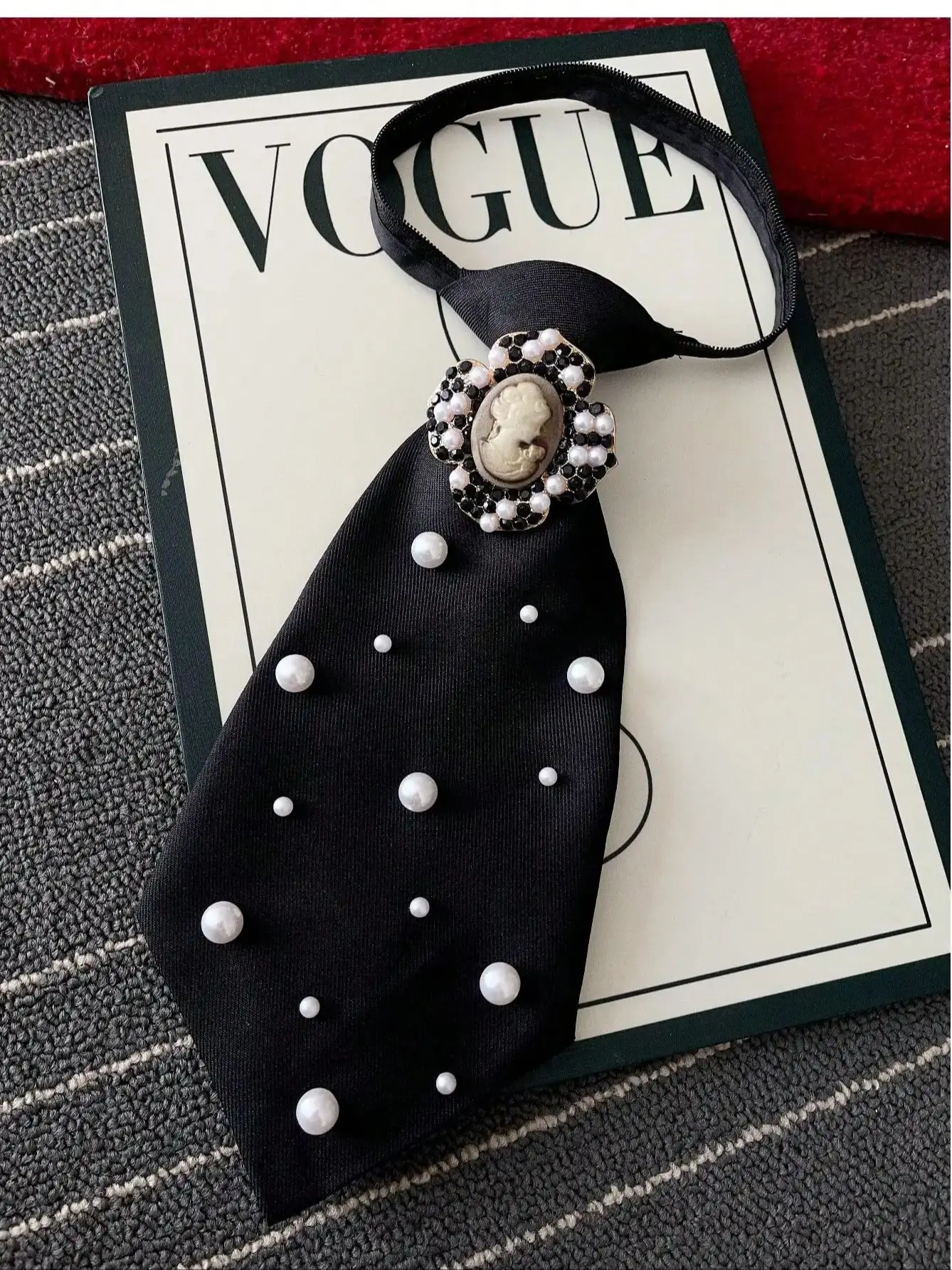 Original Niche Design: 1 Piece of Beauty Portrait Casual Tie with Artificial Pearls, Detachable and Adjustable, Suitable for Pairing with Shirts, Ideal for Parties, Outings, and Holiday Outfits