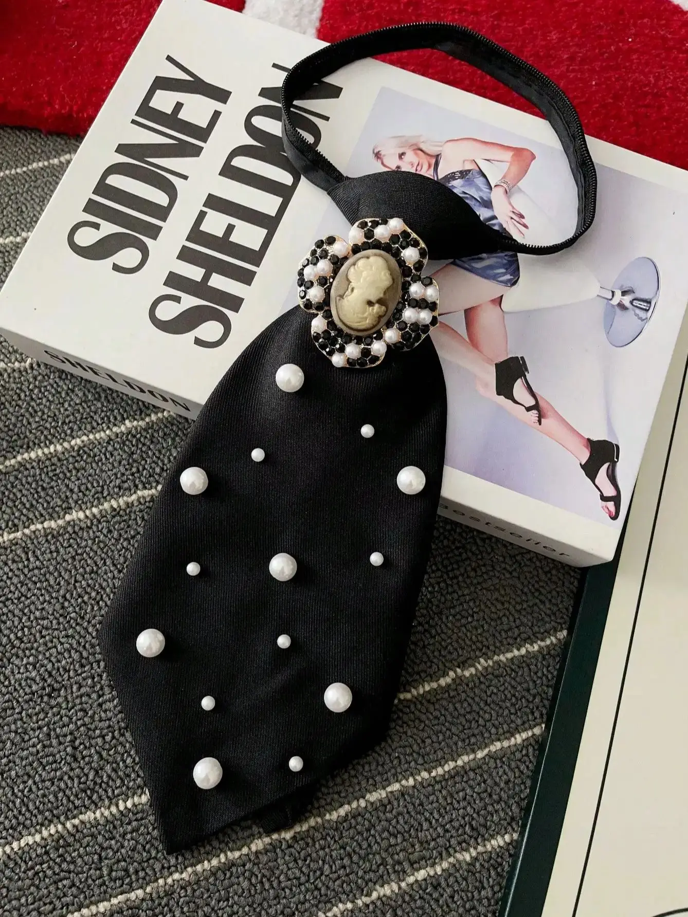 Original Niche Design: 1 Piece of Beauty Portrait Casual Tie with Artificial Pearls, Detachable and Adjustable, Suitable for Pairing with Shirts, Ideal for Parties, Outings, and Holiday Outfits