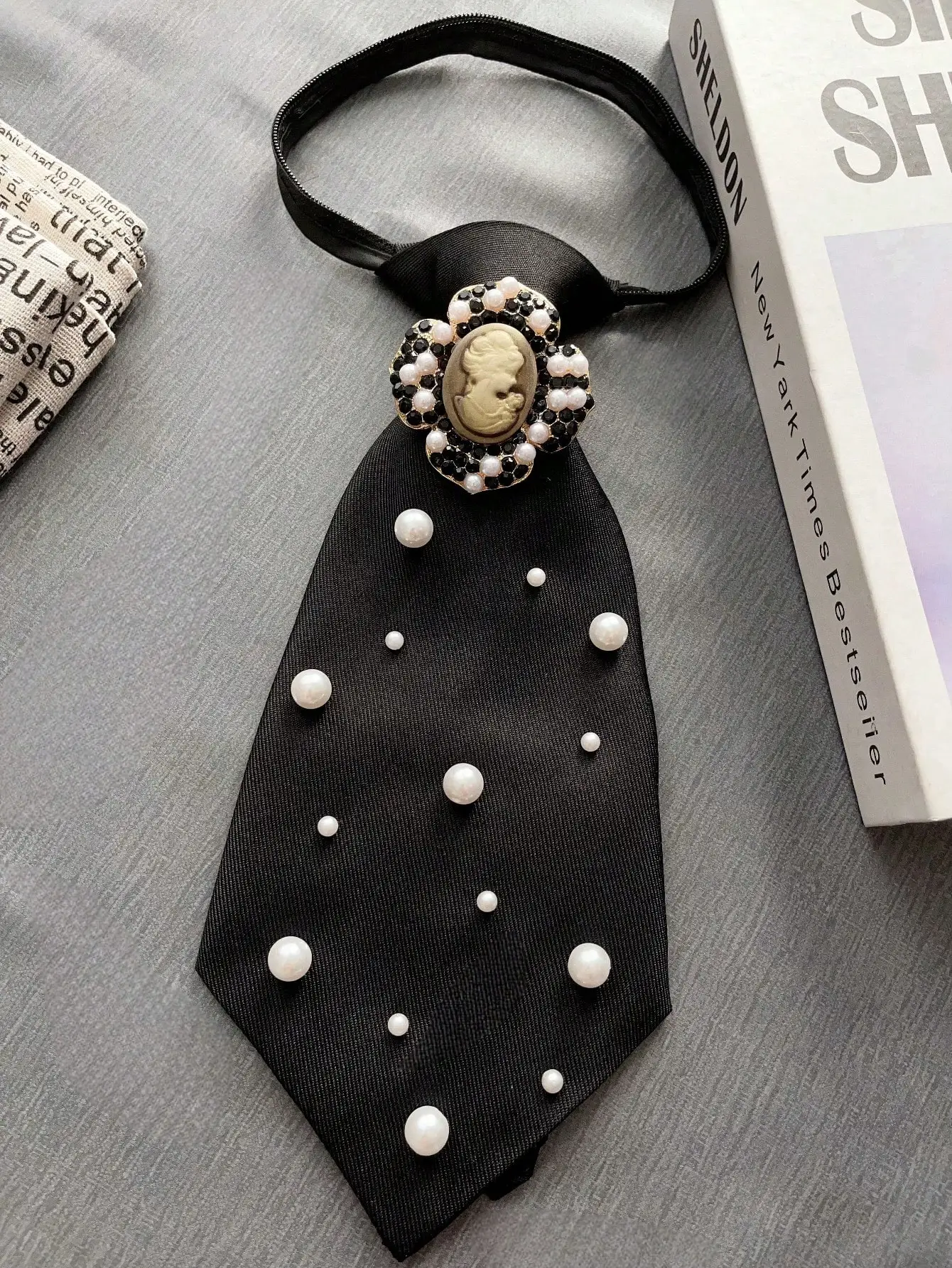 Original Niche Design: 1 Piece of Beauty Portrait Casual Tie with Artificial Pearls, Detachable and Adjustable, Suitable for Pairing with Shirts, Ideal for Parties, Outings, and Holiday Outfits