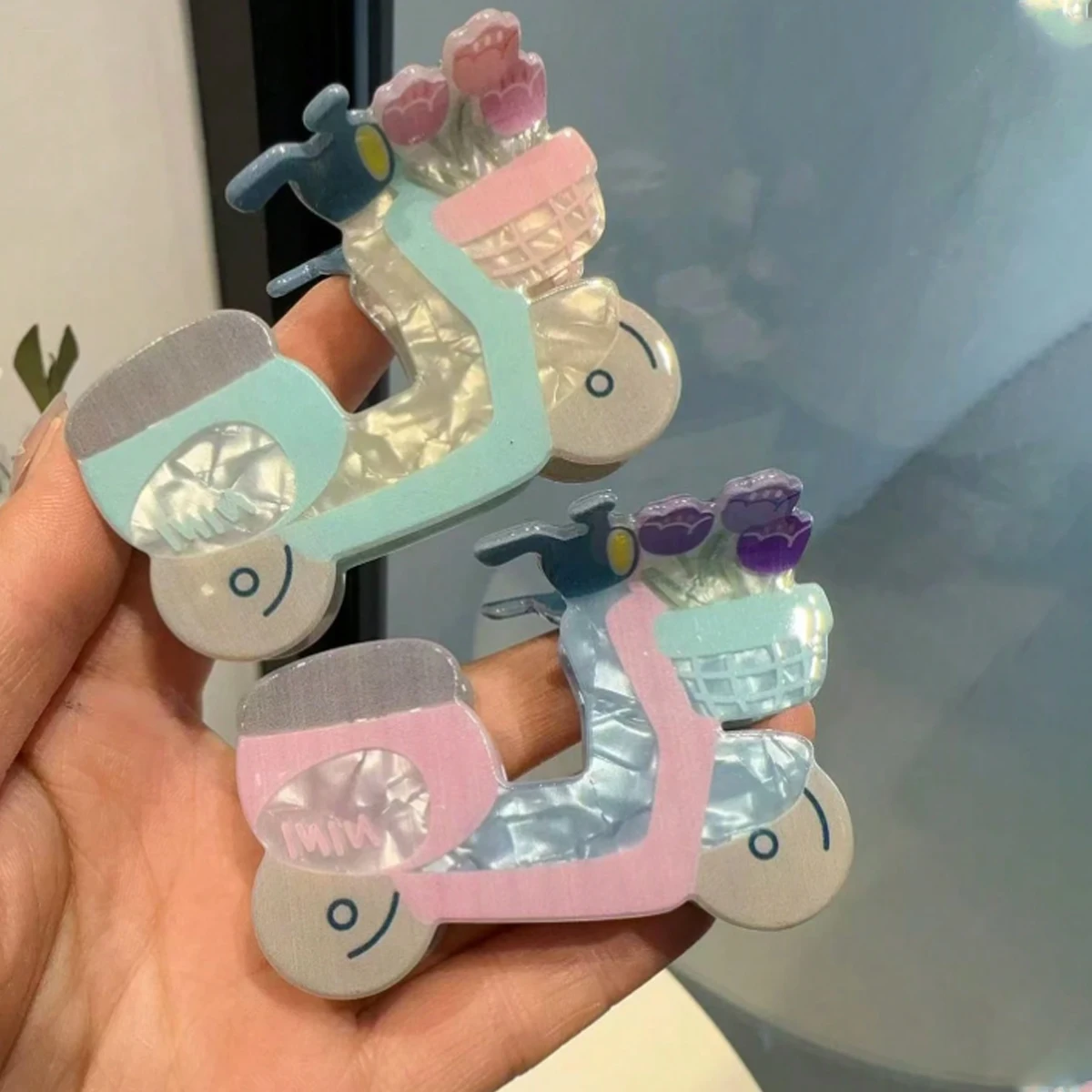 1pc Women's Guitar,Electromobile,Antique Telephone,Mantis and Tank Acrylic Hair Claw Hair Accessory