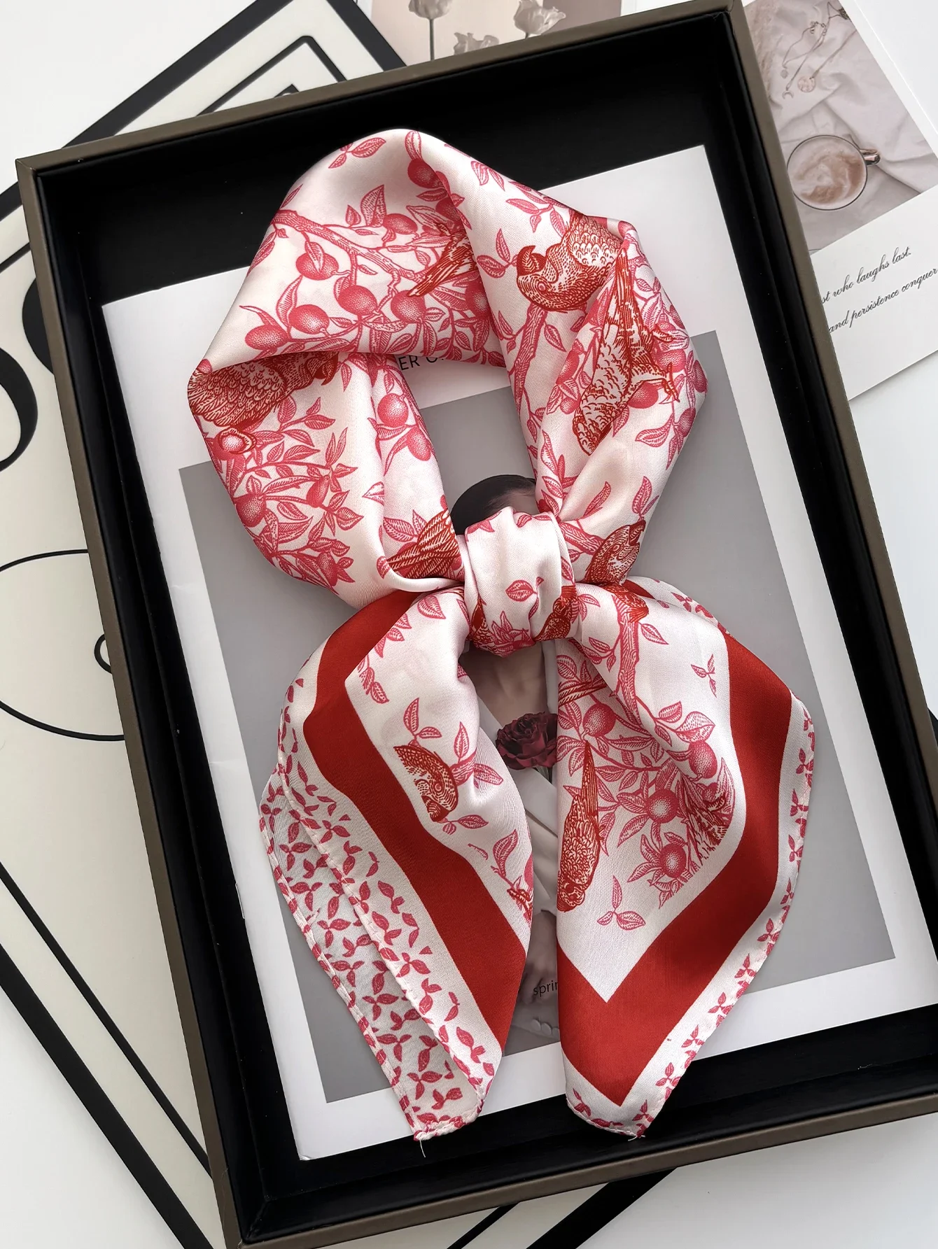 Vintage Chain Print Satin Square Scarf Soft Lightweight Women’s Fashion Accessory for Hair Neck Shawl Elegant Hair Scarf