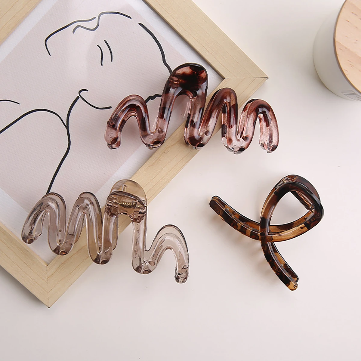 Women's Y2K Wavy High Glossy Amber Brown Large Lightweight Plastic Hair Clip Elegant and Minimalistic