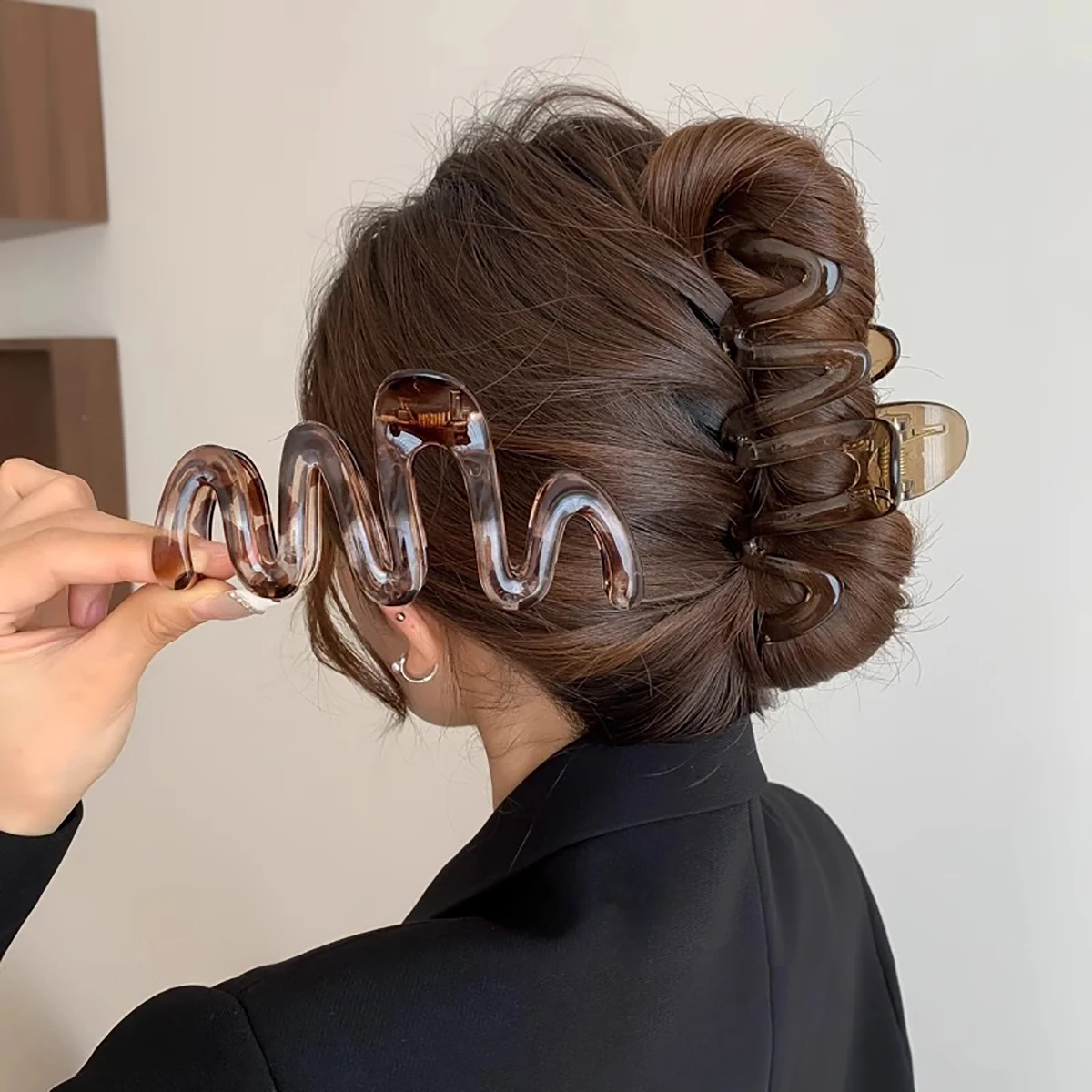 Women's Y2K Wavy High Glossy Amber Brown Large Lightweight Plastic Hair Clip Elegant and Minimalistic