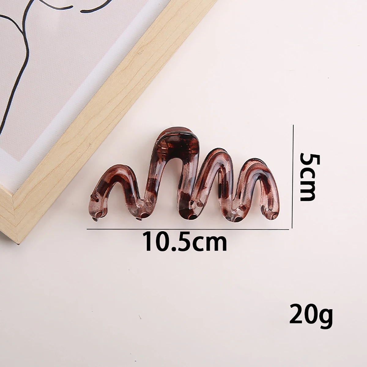 Women's Y2K Wavy High Glossy Amber Brown Large Lightweight Plastic Hair Clip Elegant and Minimalistic