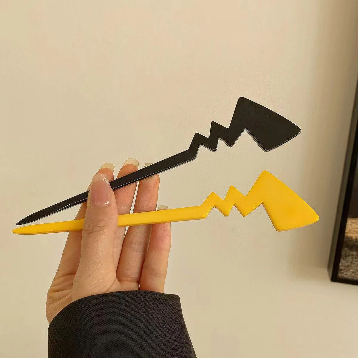 2pcs Creative yellow and black Lightning Hairpin cute updo headpiece