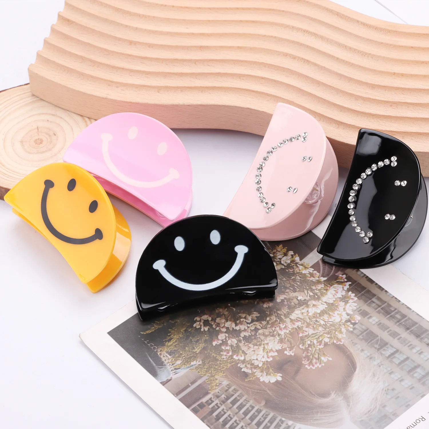 1pc New smiley face shaped acrylic material headpiece hair clip, hair clip at the back of the head, hair grab