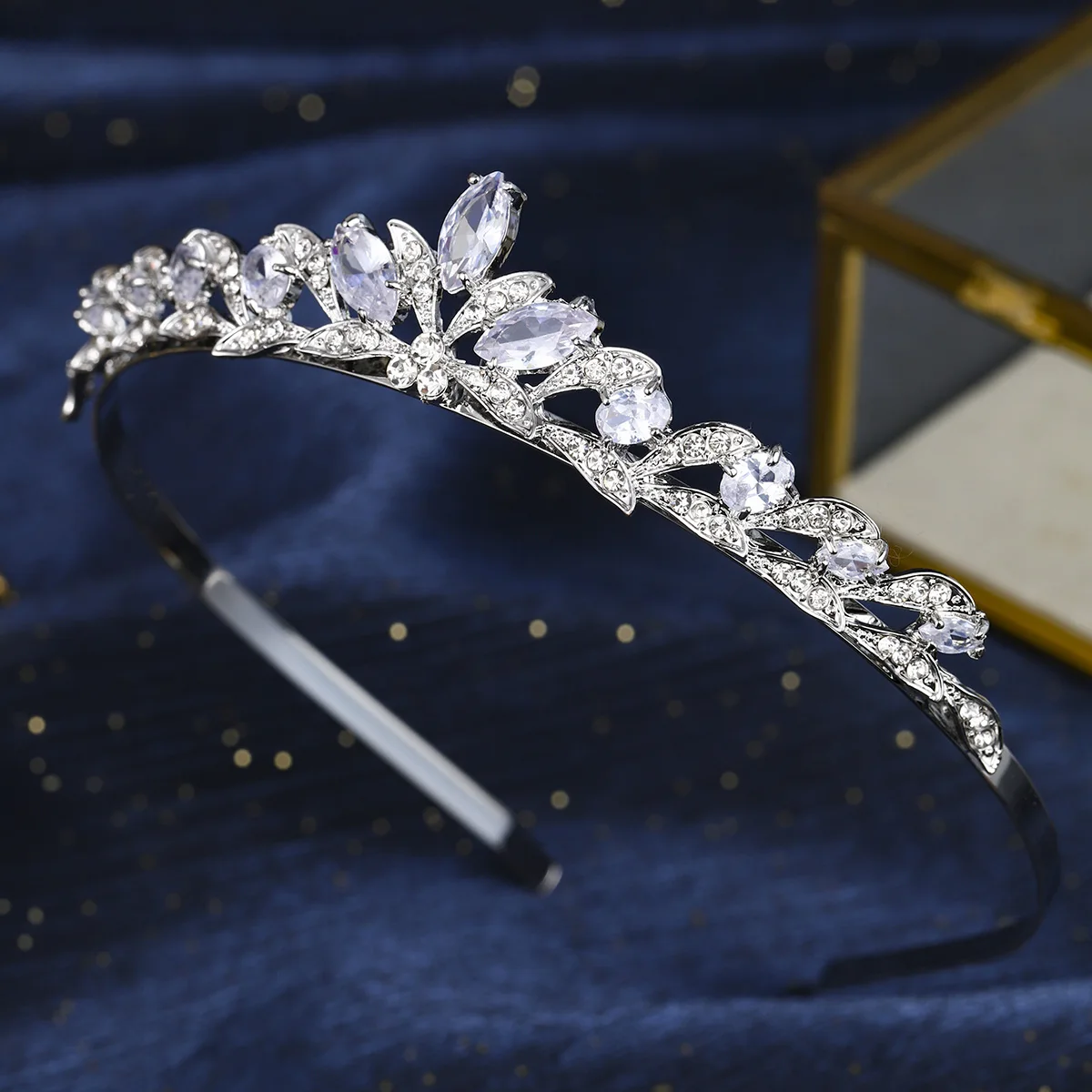 Sparkling Crystal Flower Tiara Classic Europe and America Bridal Wedding Crown Hair Accessories Hairbands for Women