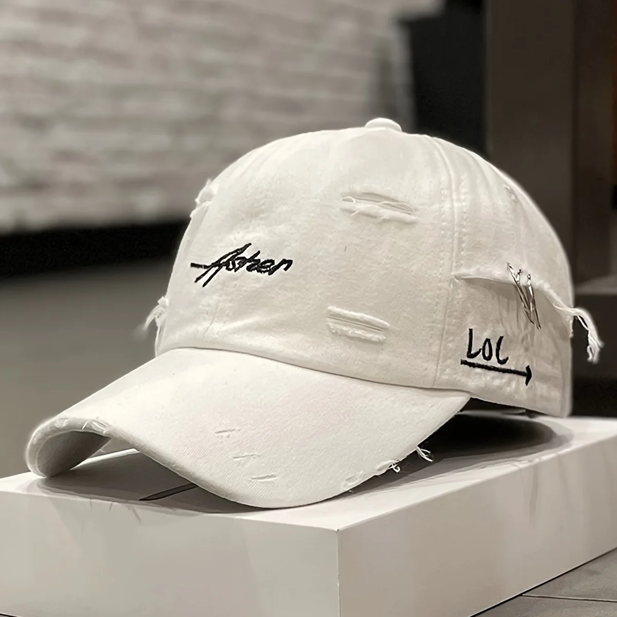 Retro perforated duckbill cap for men and women in spring and summer fashion, simple street baseball cap, trendy perforated