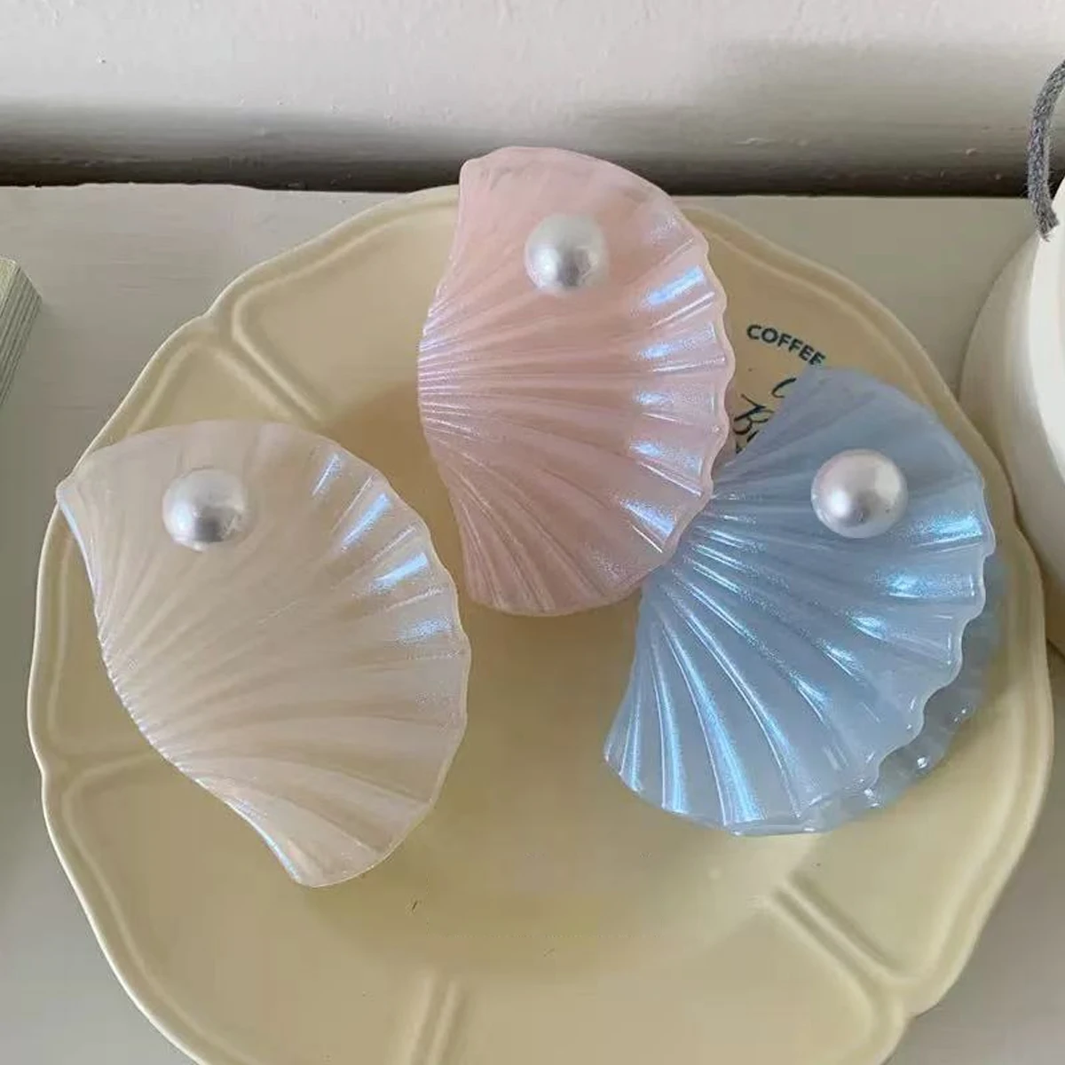 1pc Super Fairy Pearlescent Shell Grab Clip New Hair Claw Shark Clip, Half-Tied Hairpins on the Back of the Head, Beach Headdres