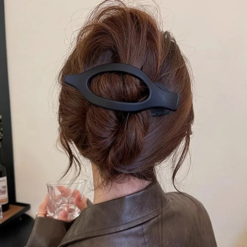 Large Plastic Hair Claw Clip Matte Color Hair Clamps Grab Hollowed Oval Geometric Barrettes Hairpin Women Hair Accessories