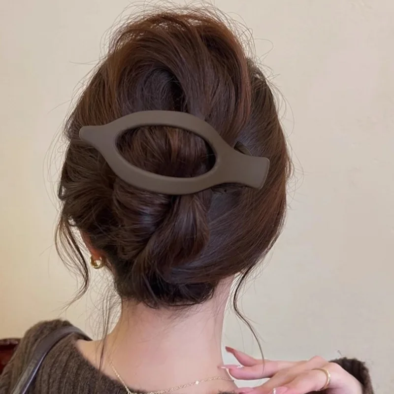 Large Plastic Hair Claw Clip Matte Color Hair Clamps Grab Hollowed Oval Geometric Barrettes Hairpin Women Hair Accessories