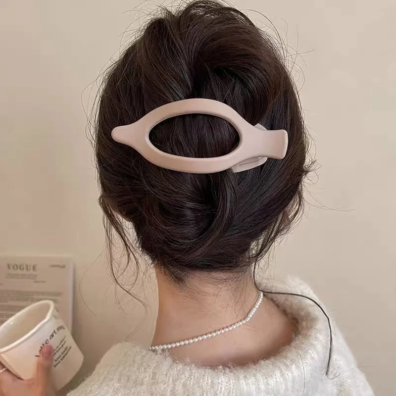 Large Plastic Hair Claw Clip Matte Color Hair Clamps Grab Hollowed Oval Geometric Barrettes Hairpin Women Hair Accessories