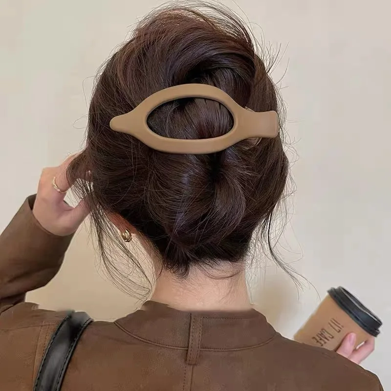 Large Plastic Hair Claw Clip Matte Color Hair Clamps Grab Hollowed Oval Geometric Barrettes Hairpin Women Hair Accessories