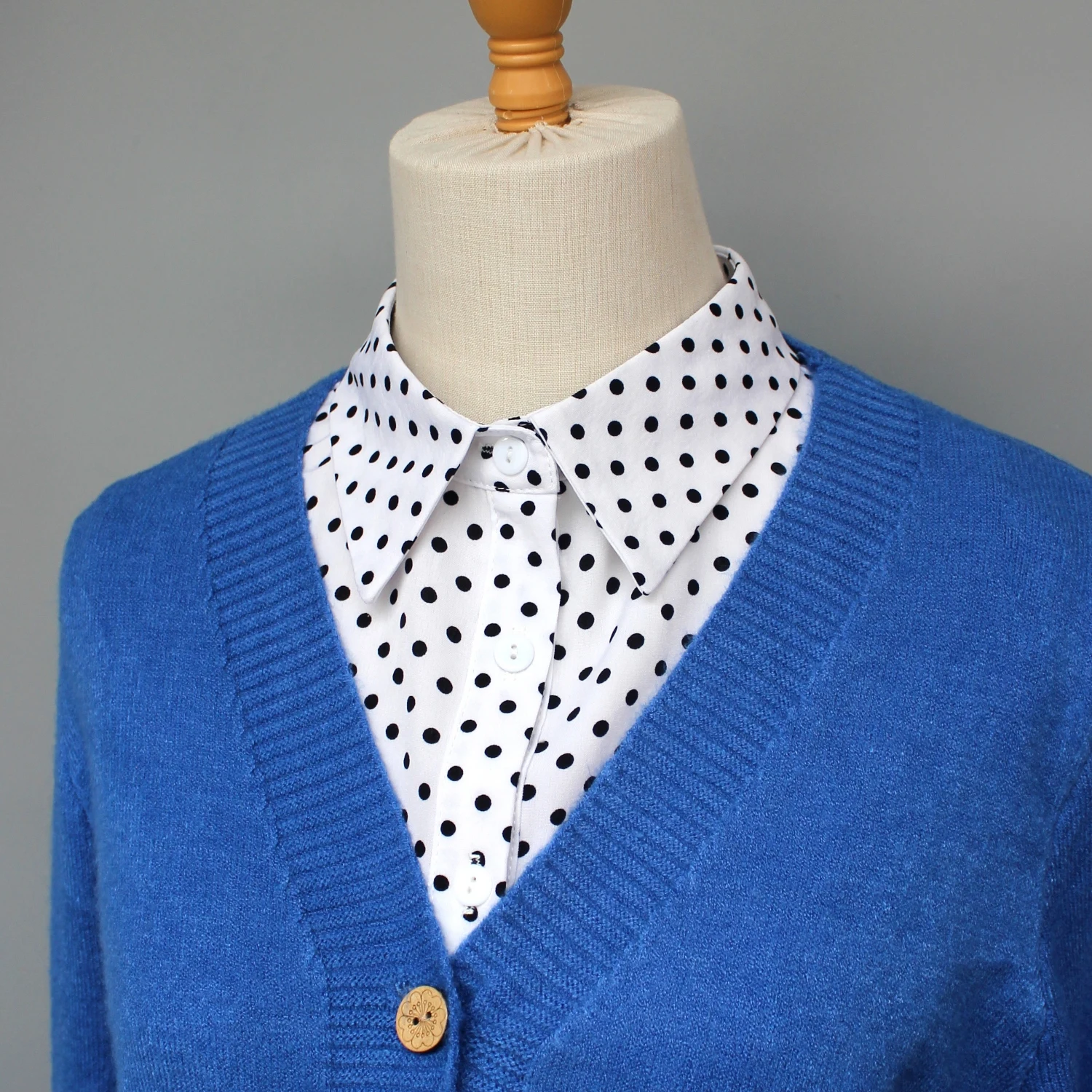 Polka-dot false collar for shirts. It can be used as a decorative piece for shirts, sweaters, and sweatshirts in spring, summer,
