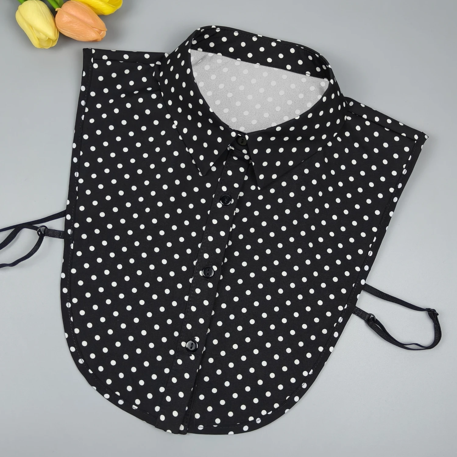 Polka-dot false collar for shirts. It can be used as a decorative piece for shirts, sweaters, and sweatshirts in spring, summer,