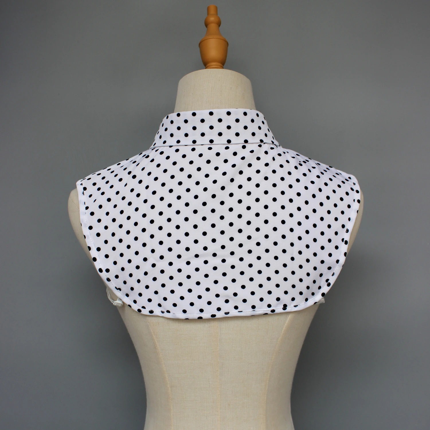 Polka-dot false collar for shirts. It can be used as a decorative piece for shirts, sweaters, and sweatshirts in spring, summer,