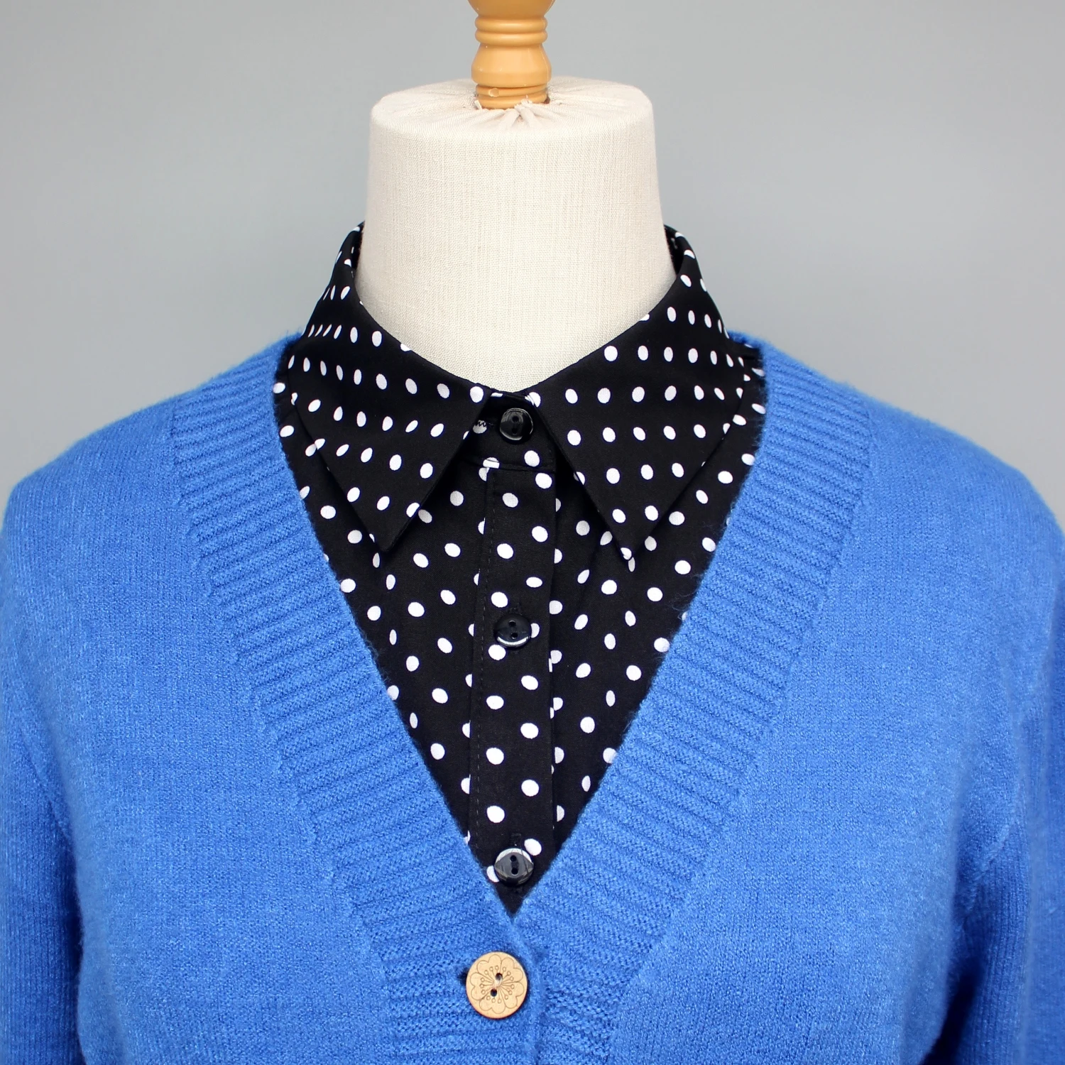 Polka-dot false collar for shirts. It can be used as a decorative piece for shirts, sweaters, and sweatshirts in spring, summer,