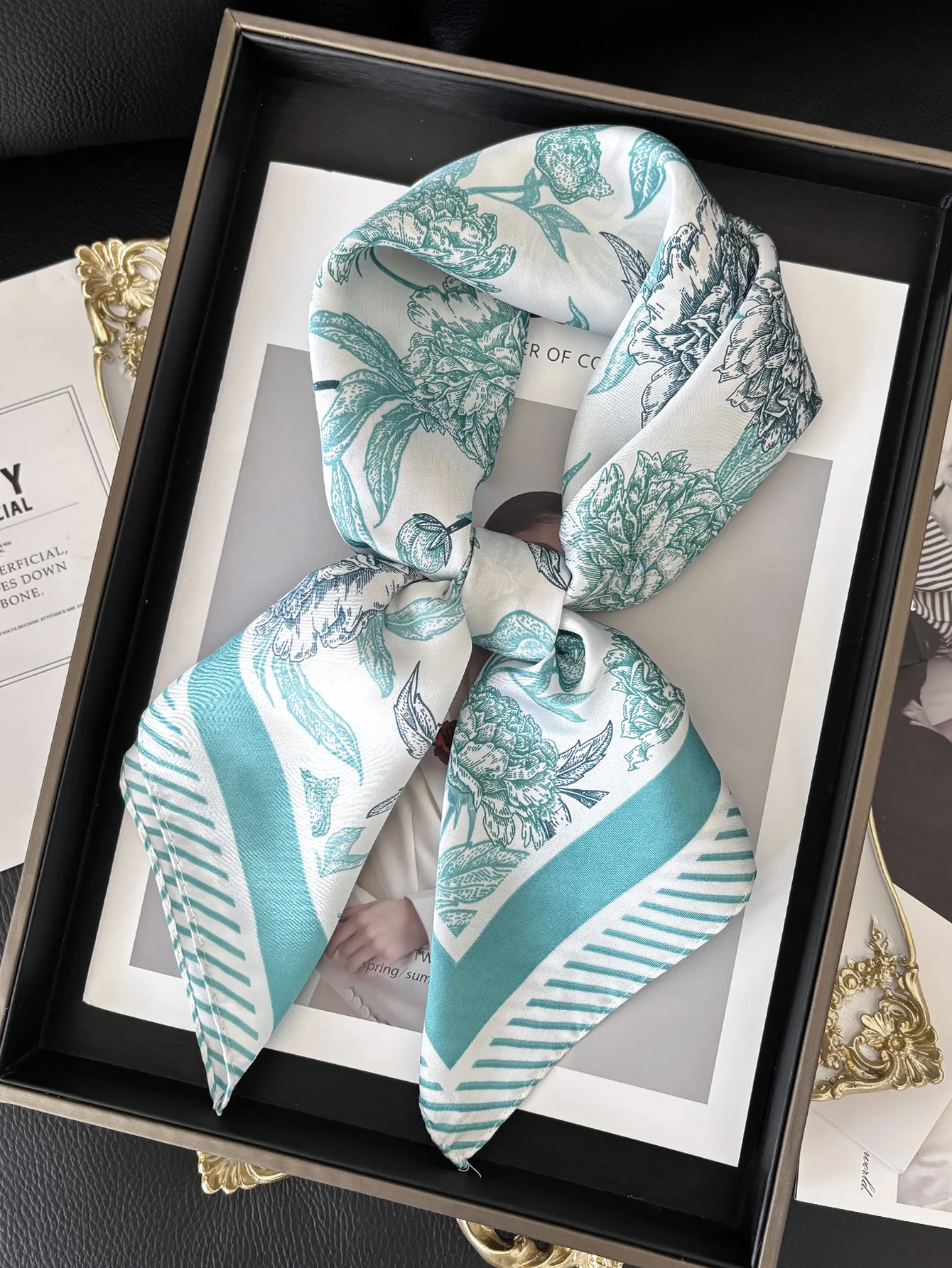 Vintage Chain Print Satin Square Scarf Soft Lightweight Women’s Fashion Accessory for Hair Neck Shawl Elegant Hair Scarf